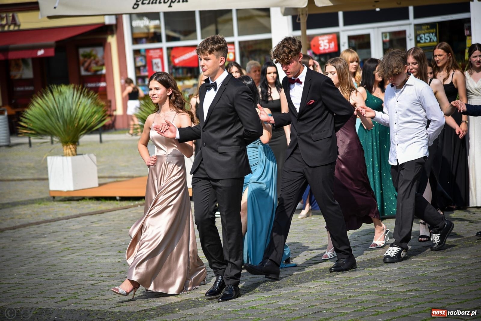 Zdjęcie w galerii na portalu naszraciborz.pl: Tradycyjny polonez ósmoklasistów z SP 1 na rynku w Raciborzu wiadomości z regionu