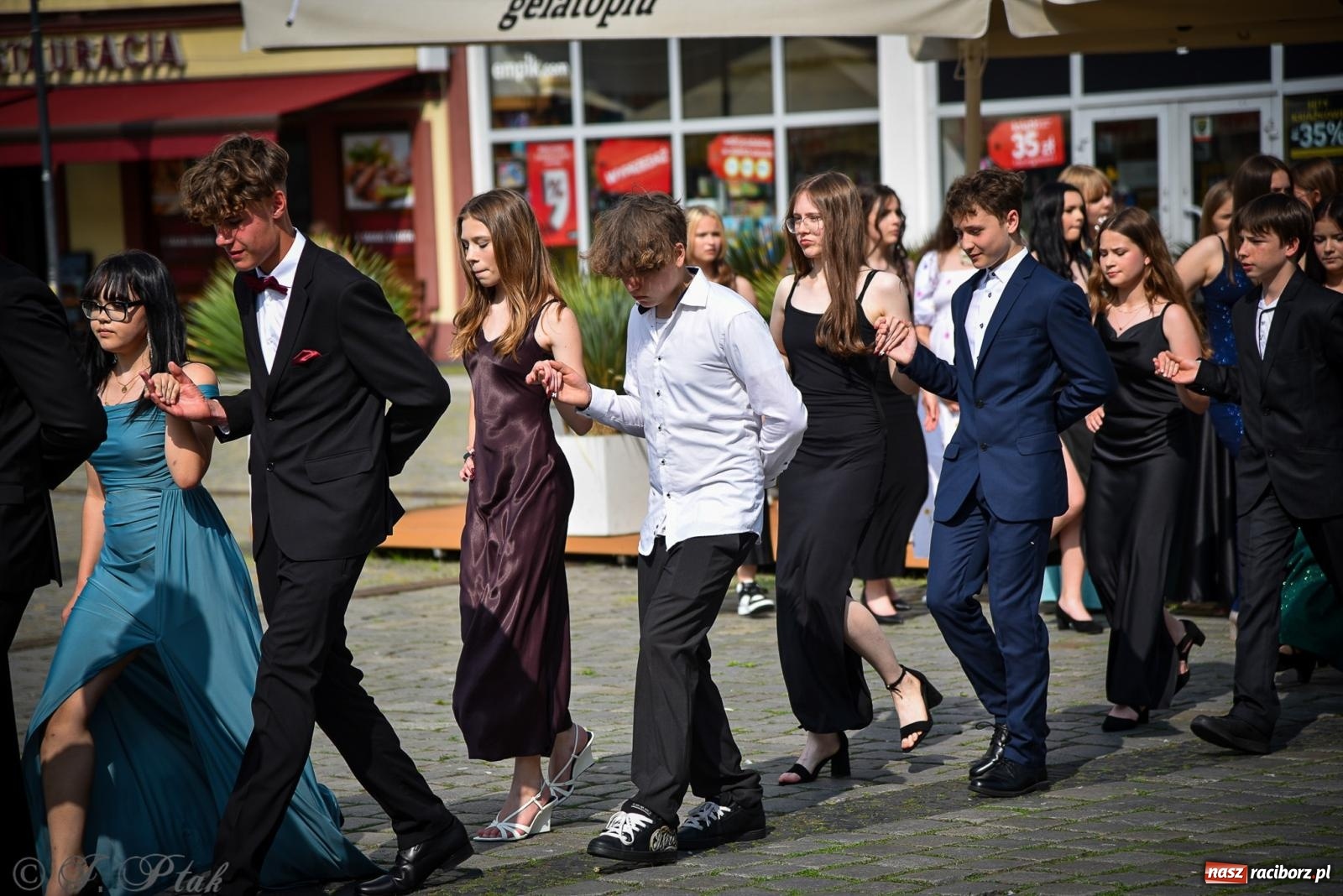 Zdjęcie w galerii na portalu naszraciborz.pl: Tradycyjny polonez ósmoklasistów z SP 1 na rynku w Raciborzu wiadomości z regionu