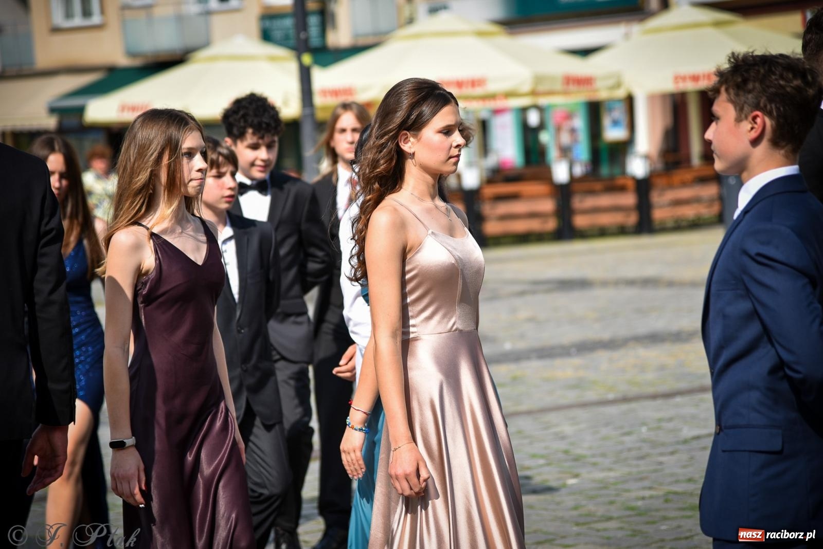 Zdjęcie w galerii na portalu naszraciborz.pl: Tradycyjny polonez ósmoklasistów z SP 1 na rynku w Raciborzu wiadomości z regionu