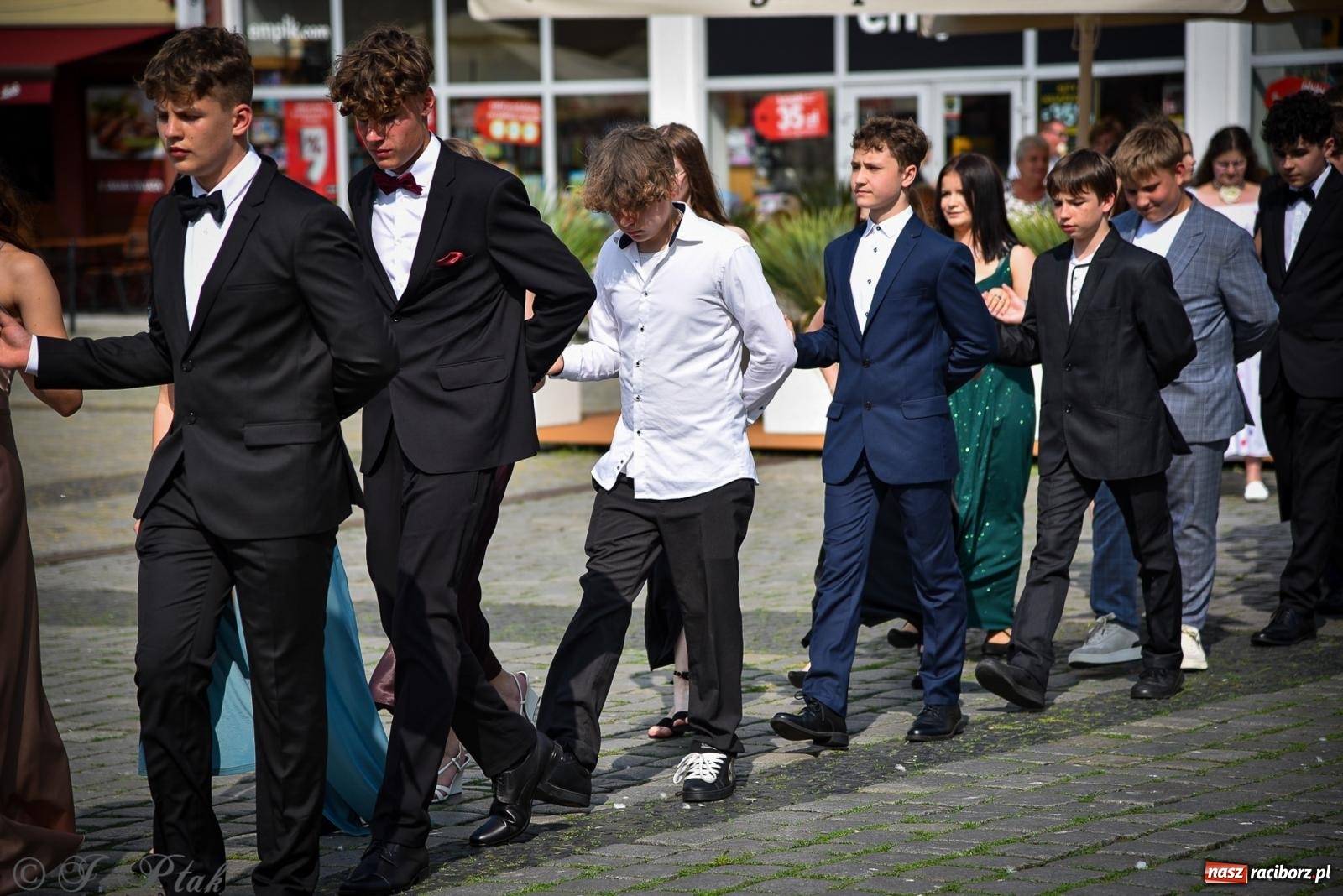 Zdjęcie w galerii na portalu naszraciborz.pl: Tradycyjny polonez ósmoklasistów z SP 1 na rynku w Raciborzu wiadomości z regionu