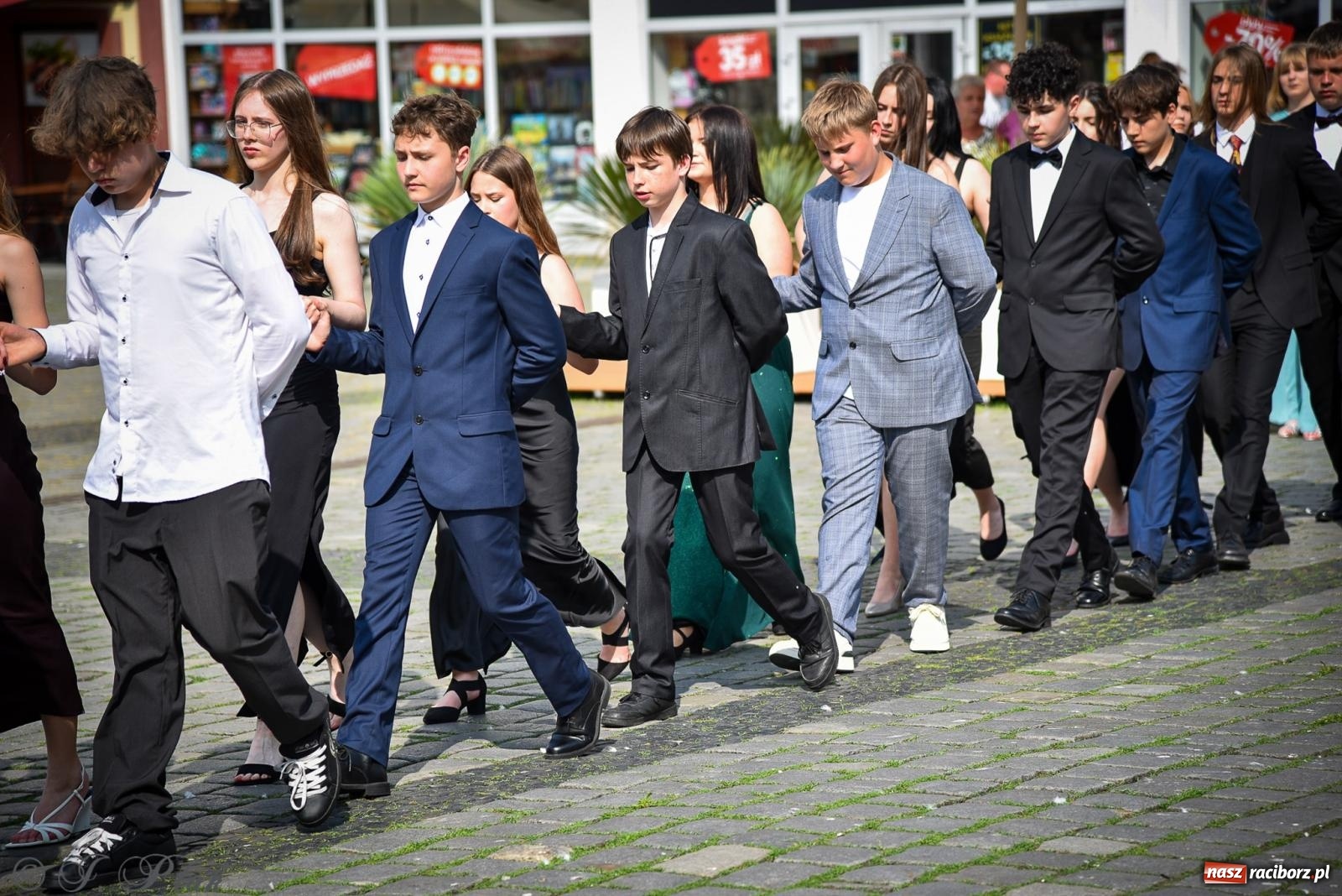 Zdjęcie w galerii na portalu naszraciborz.pl: Tradycyjny polonez ósmoklasistów z SP 1 na rynku w Raciborzu wiadomości z regionu