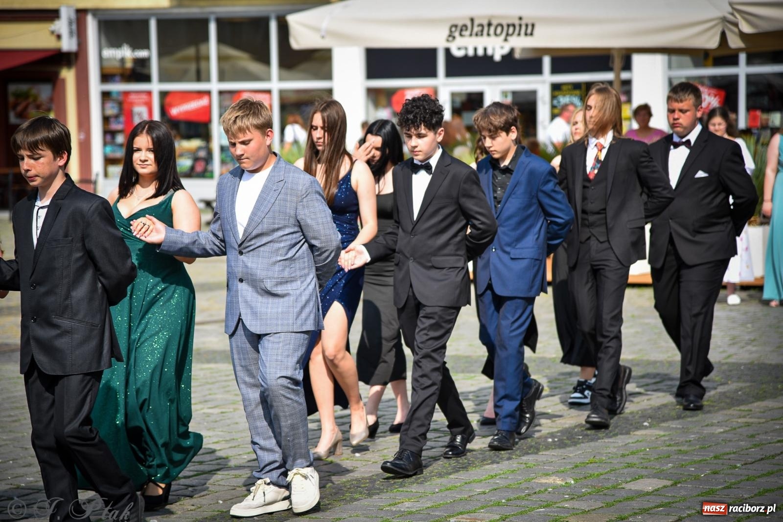 Zdjęcie w galerii na portalu naszraciborz.pl: Tradycyjny polonez ósmoklasistów z SP 1 na rynku w Raciborzu wiadomości z regionu