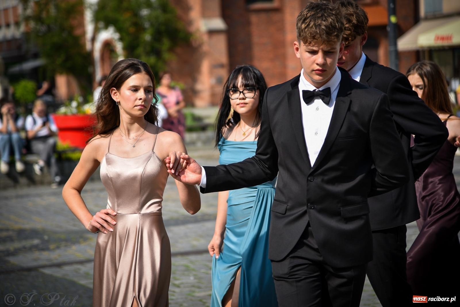 Zdjęcie w galerii na portalu naszraciborz.pl: Tradycyjny polonez ósmoklasistów z SP 1 na rynku w Raciborzu wiadomości z regionu