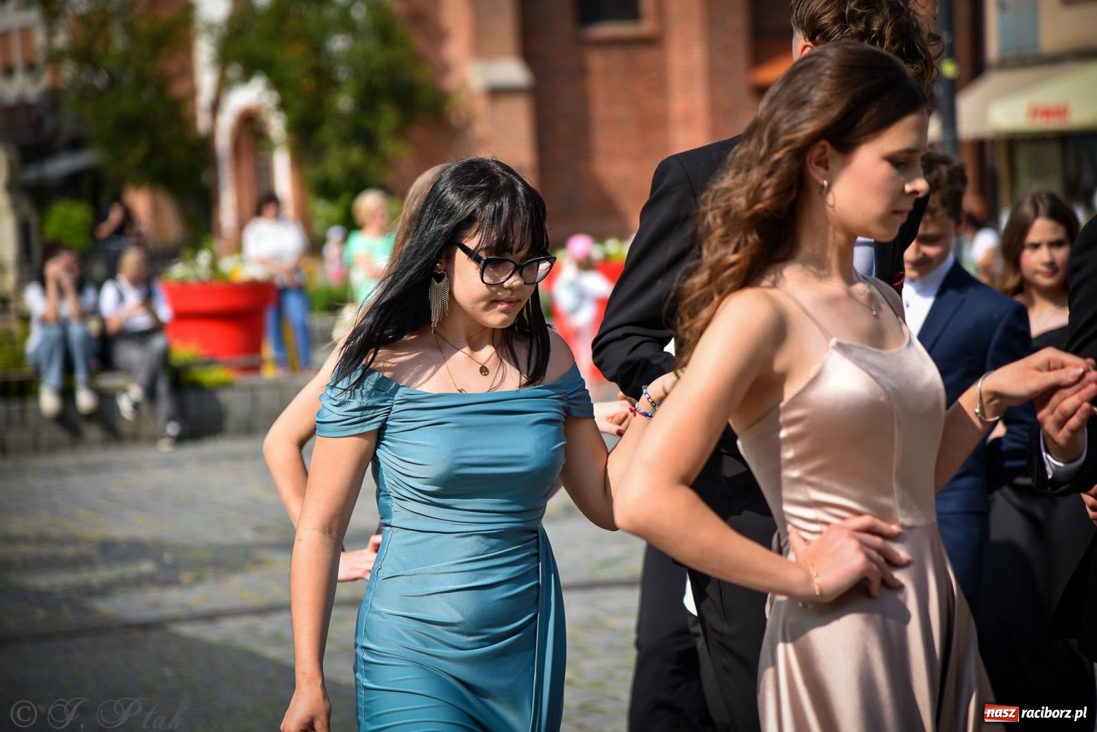 Zdjęcie w galerii na portalu naszraciborz.pl: Tradycyjny polonez ósmoklasistów z SP 1 na rynku w Raciborzu wiadomości z regionu