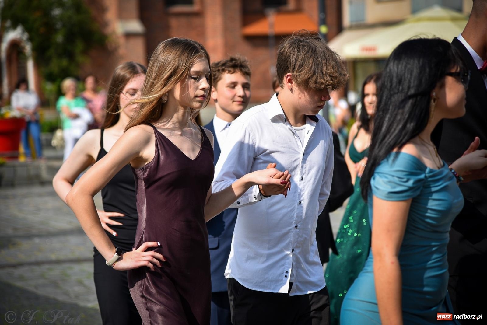 Zdjęcie w galerii na portalu naszraciborz.pl: Tradycyjny polonez ósmoklasistów z SP 1 na rynku w Raciborzu wiadomości z regionu