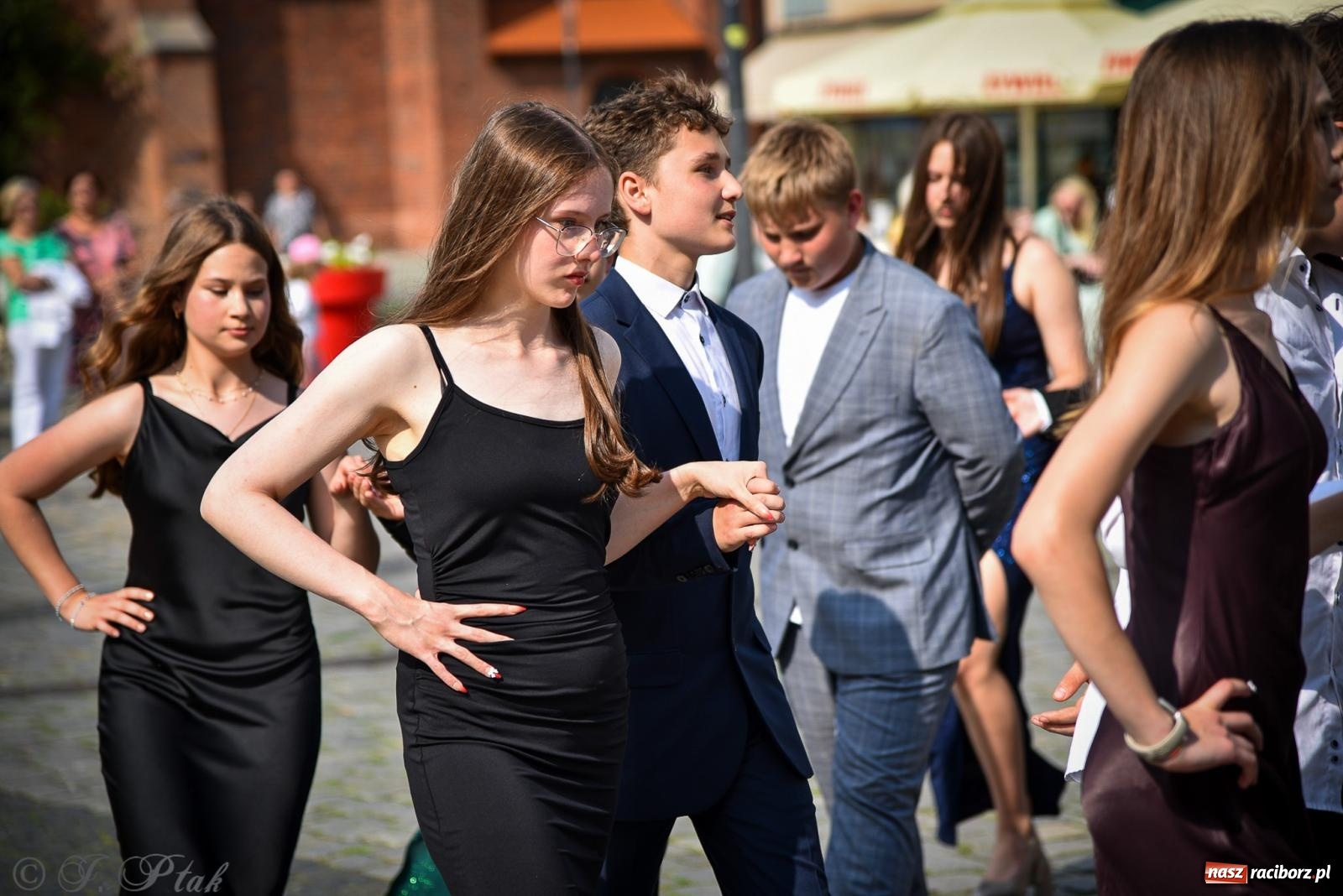 Zdjęcie w galerii na portalu naszraciborz.pl: Tradycyjny polonez ósmoklasistów z SP 1 na rynku w Raciborzu wiadomości z regionu