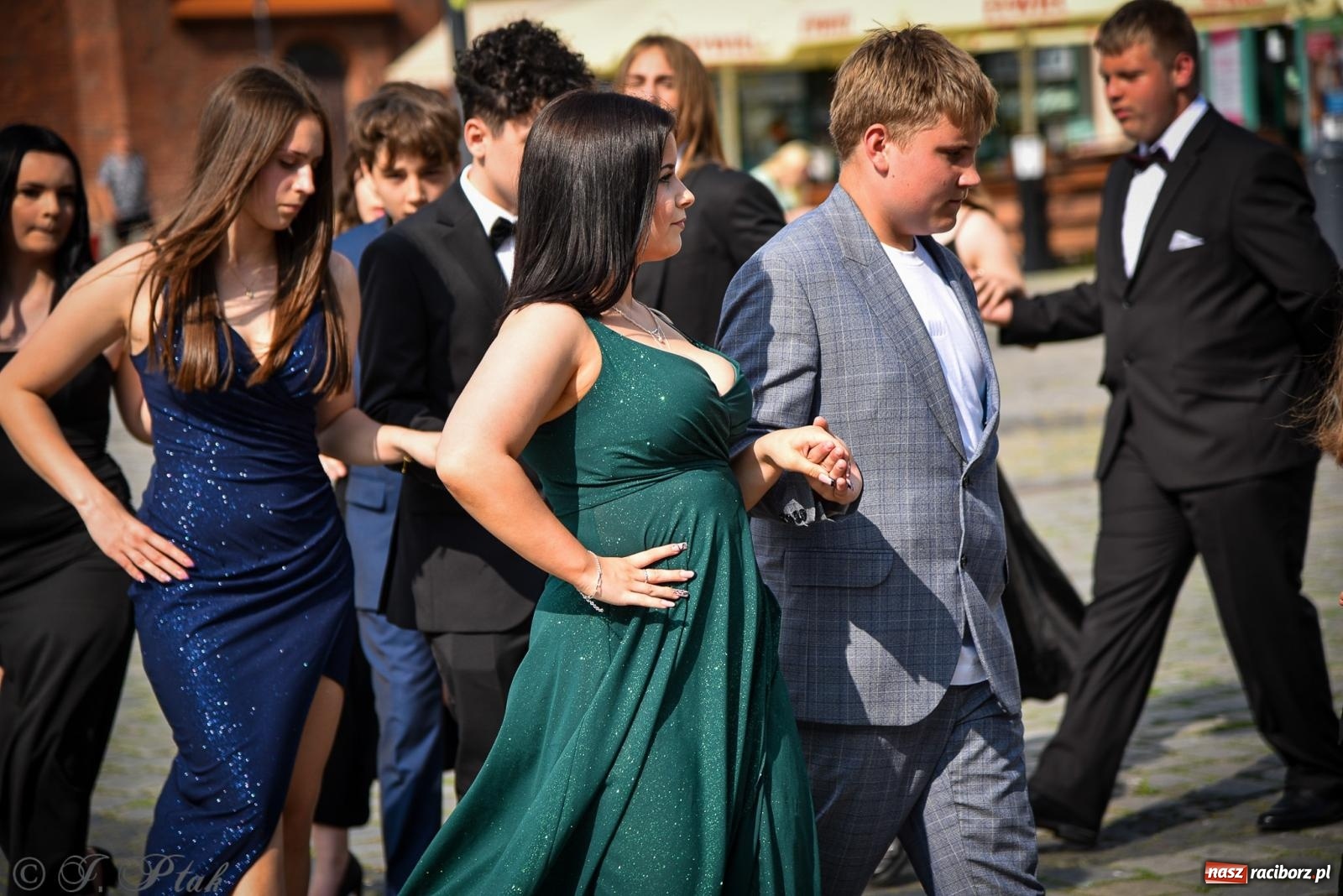 Zdjęcie w galerii na portalu naszraciborz.pl: Tradycyjny polonez ósmoklasistów z SP 1 na rynku w Raciborzu wiadomości z regionu