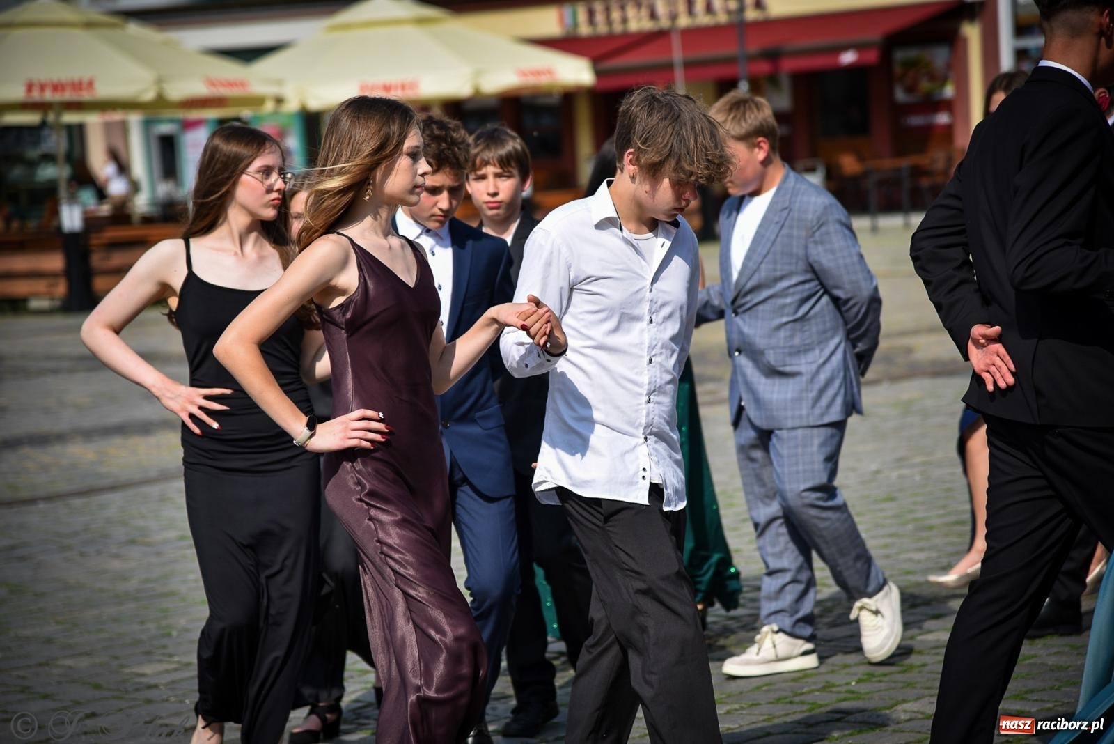 Zdjęcie w galerii na portalu naszraciborz.pl: Tradycyjny polonez ósmoklasistów z SP 1 na rynku w Raciborzu wiadomości z regionu