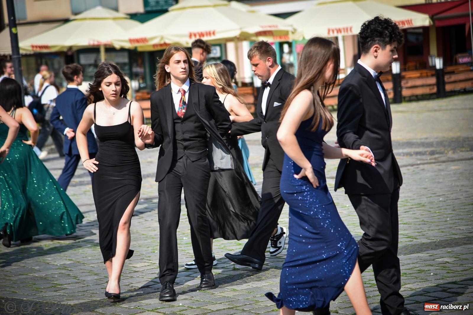Zdjęcie w galerii na portalu naszraciborz.pl: Tradycyjny polonez ósmoklasistów z SP 1 na rynku w Raciborzu wiadomości z regionu
