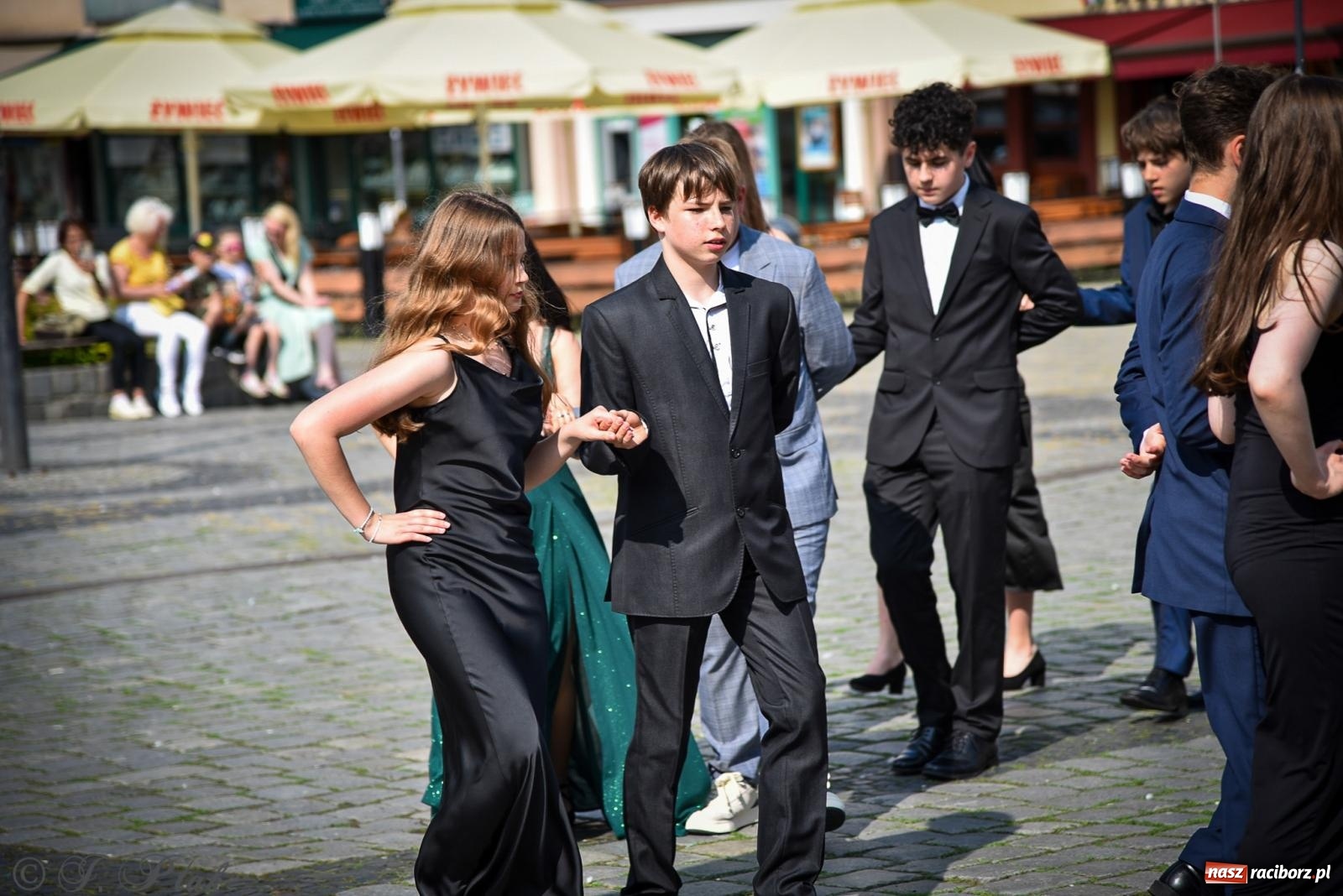 Zdjęcie w galerii na portalu naszraciborz.pl: Tradycyjny polonez ósmoklasistów z SP 1 na rynku w Raciborzu wiadomości z regionu