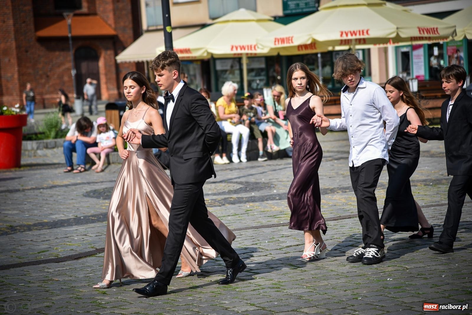 Zdjęcie w galerii na portalu naszraciborz.pl: Tradycyjny polonez ósmoklasistów z SP 1 na rynku w Raciborzu wiadomości z regionu