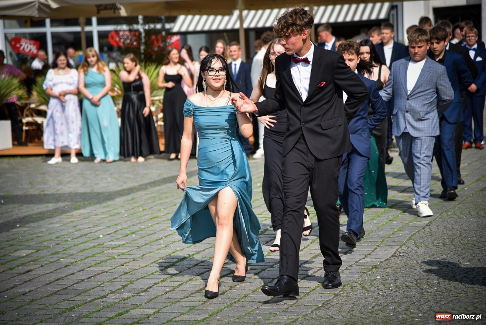 Zdjęcie w galerii na portalu naszraciborz.pl: Tradycyjny polonez ósmoklasistów z SP 1 na rynku w Raciborzu wiadomości z regionu