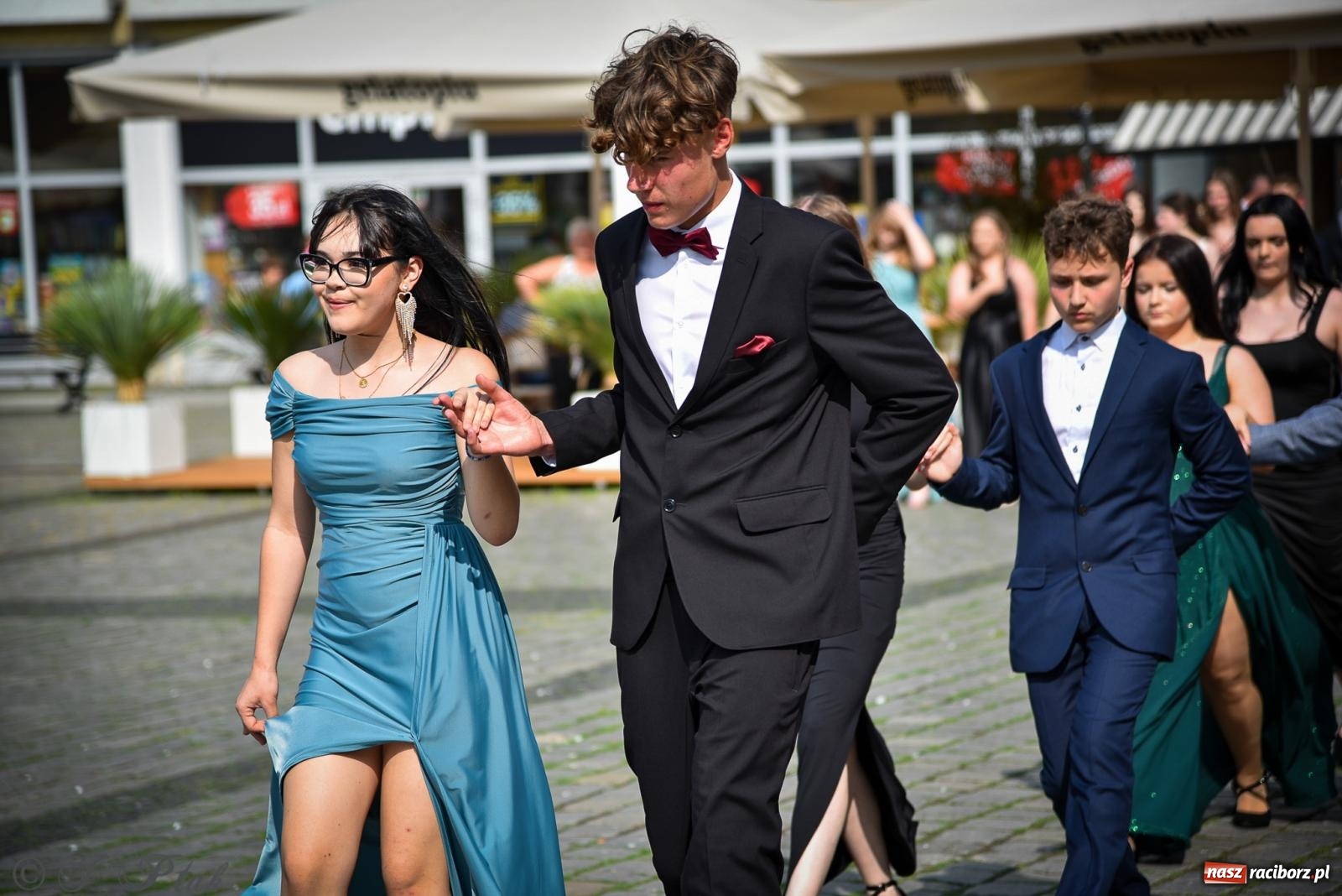 Zdjęcie w galerii na portalu naszraciborz.pl: Tradycyjny polonez ósmoklasistów z SP 1 na rynku w Raciborzu wiadomości z regionu