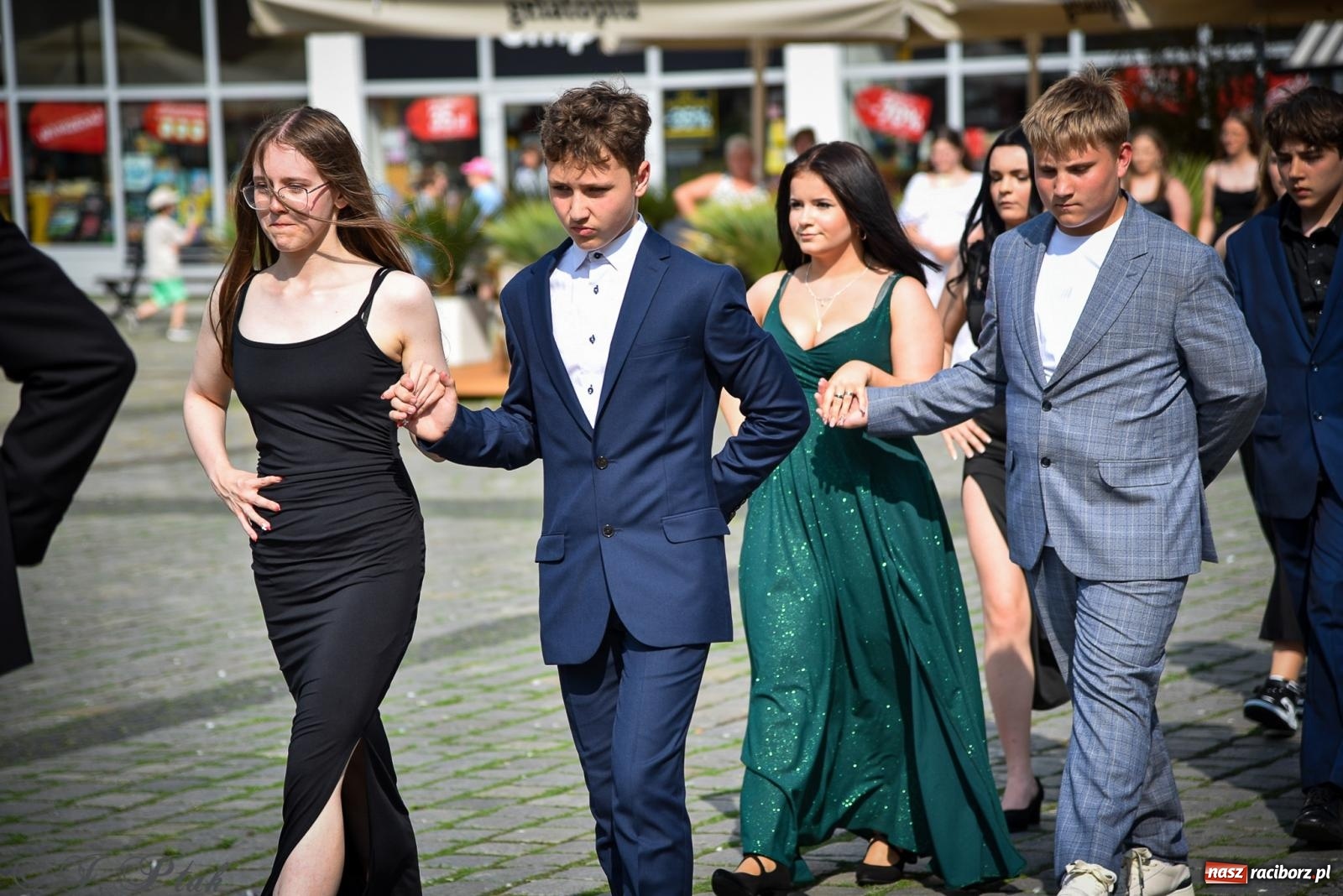 Zdjęcie w galerii na portalu naszraciborz.pl: Tradycyjny polonez ósmoklasistów z SP 1 na rynku w Raciborzu wiadomości z regionu