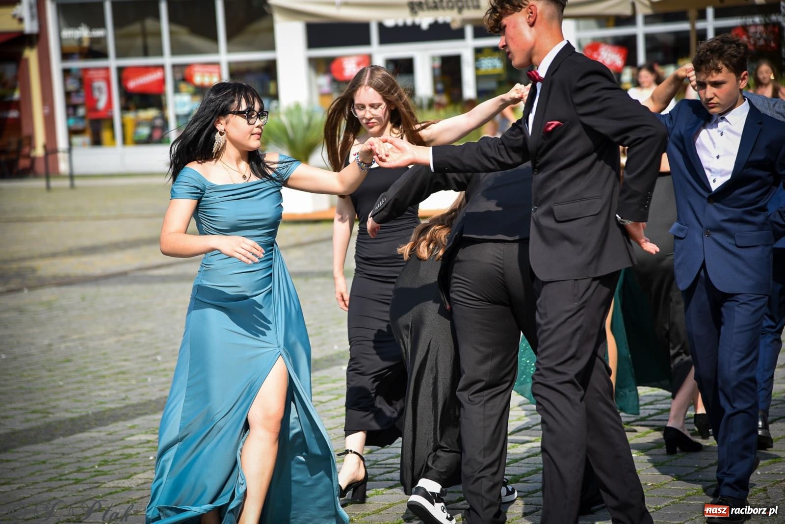 Zdjęcie w galerii na portalu naszraciborz.pl: Tradycyjny polonez ósmoklasistów z SP 1 na rynku w Raciborzu wiadomości z regionu