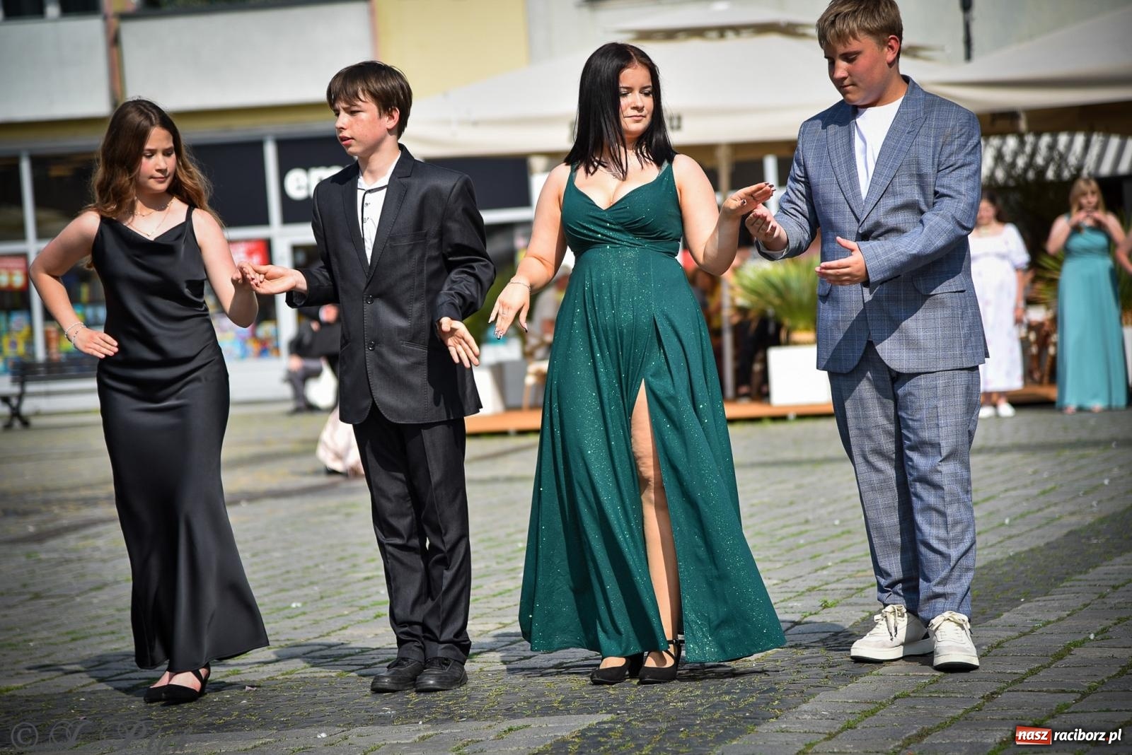 Zdjęcie w galerii na portalu naszraciborz.pl: Tradycyjny polonez ósmoklasistów z SP 1 na rynku w Raciborzu wiadomości z regionu