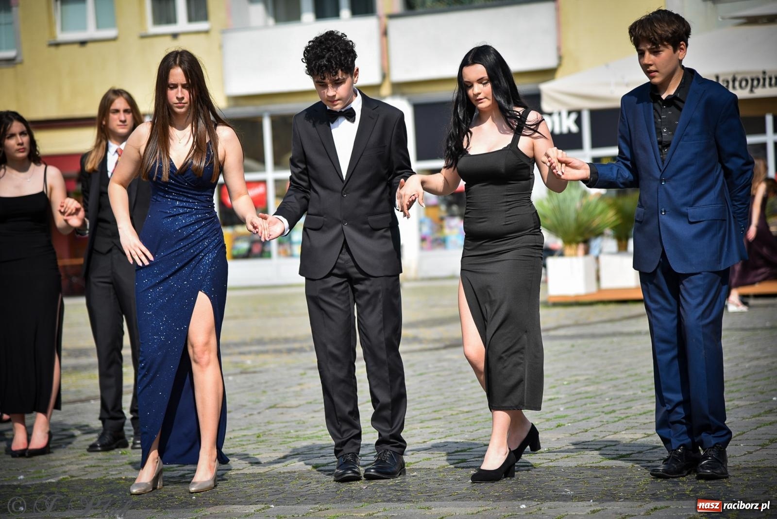 Zdjęcie w galerii na portalu naszraciborz.pl: Tradycyjny polonez ósmoklasistów z SP 1 na rynku w Raciborzu wiadomości z regionu