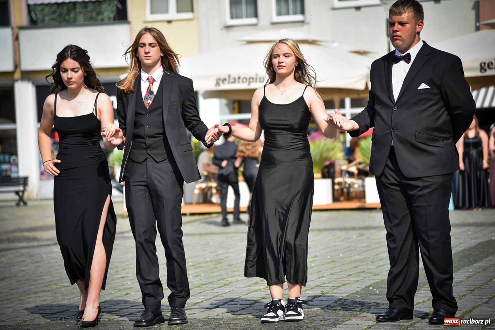 Zdjęcie w galerii na portalu naszraciborz.pl: Tradycyjny polonez ósmoklasistów z SP 1 na rynku w Raciborzu wiadomości z regionu