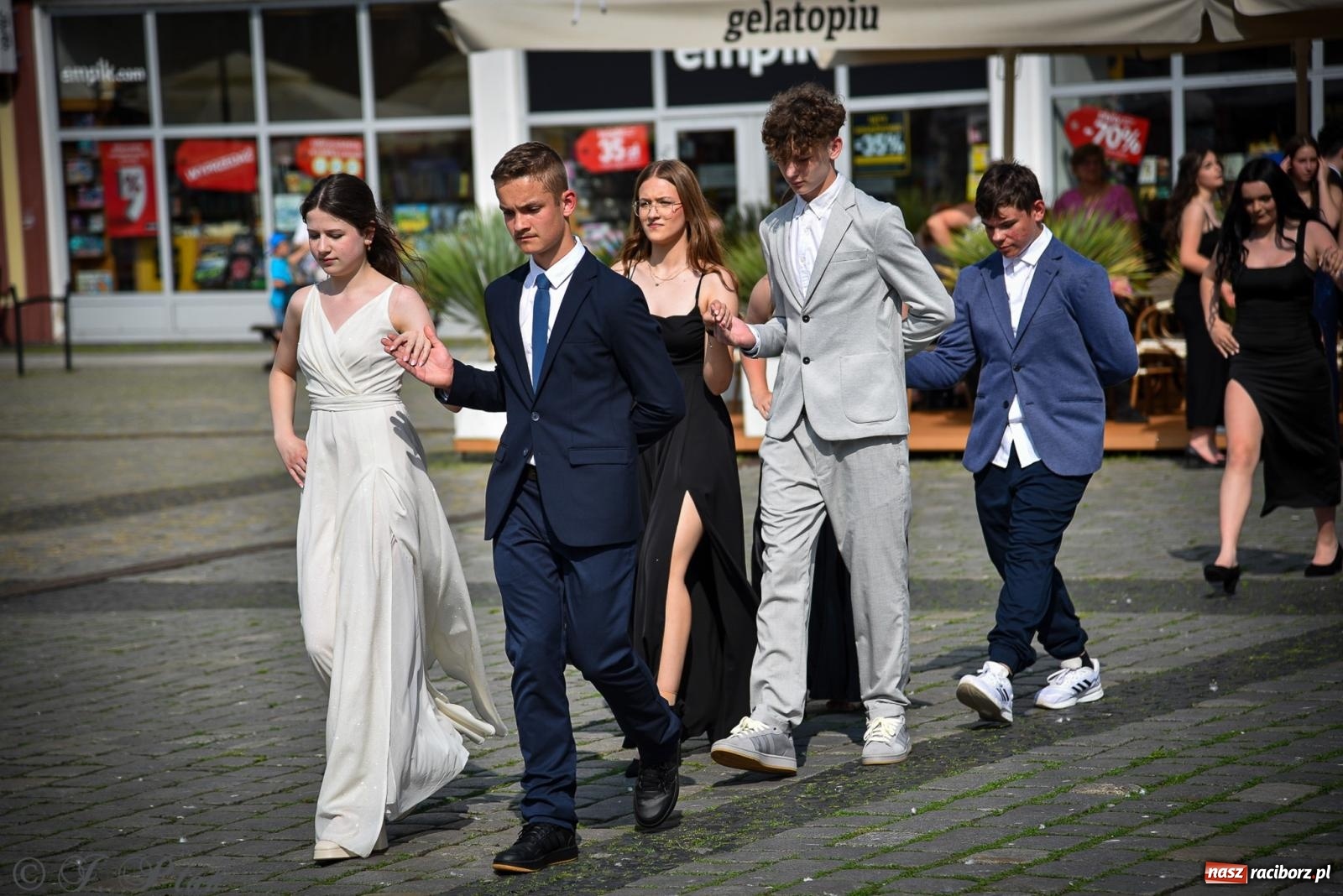 Zdjęcie w galerii na portalu naszraciborz.pl: Tradycyjny polonez ósmoklasistów z SP 1 na rynku w Raciborzu wiadomości z regionu