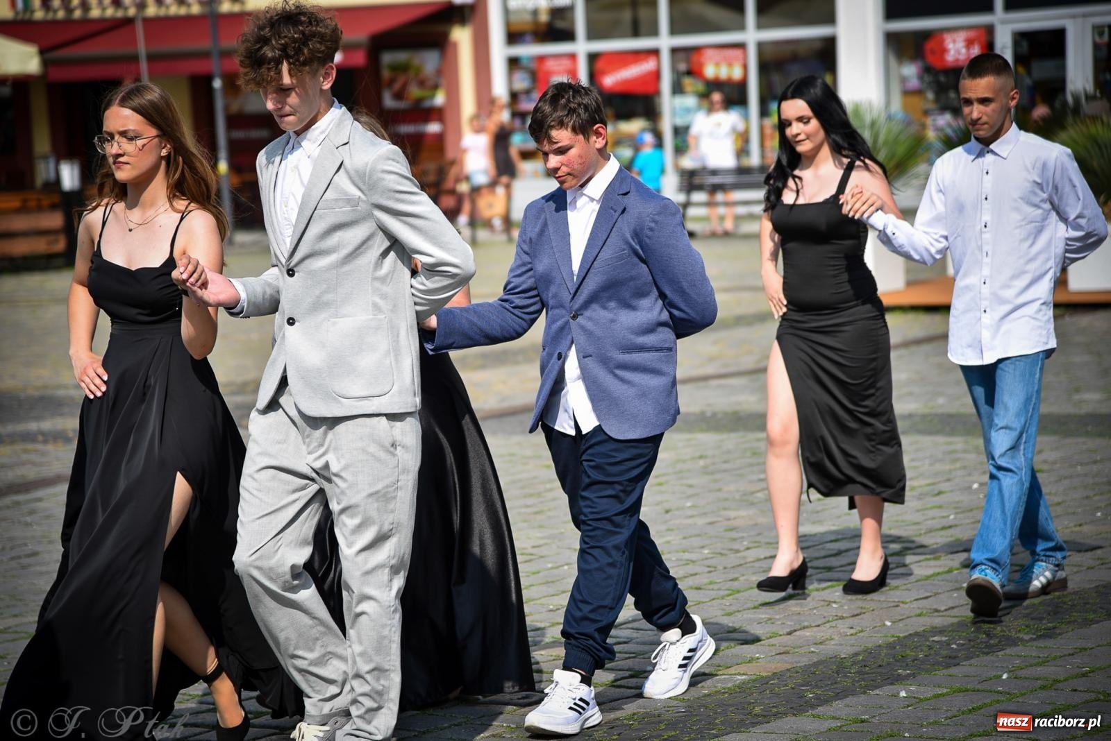 Zdjęcie w galerii na portalu naszraciborz.pl: Tradycyjny polonez ósmoklasistów z SP 1 na rynku w Raciborzu wiadomości z regionu