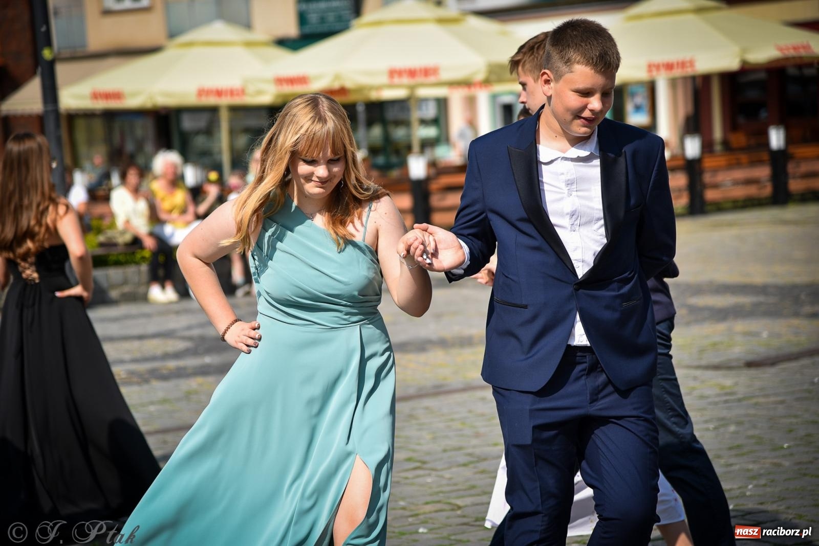 Zdjęcie w galerii na portalu naszraciborz.pl: Tradycyjny polonez ósmoklasistów z SP 1 na rynku w Raciborzu wiadomości z regionu