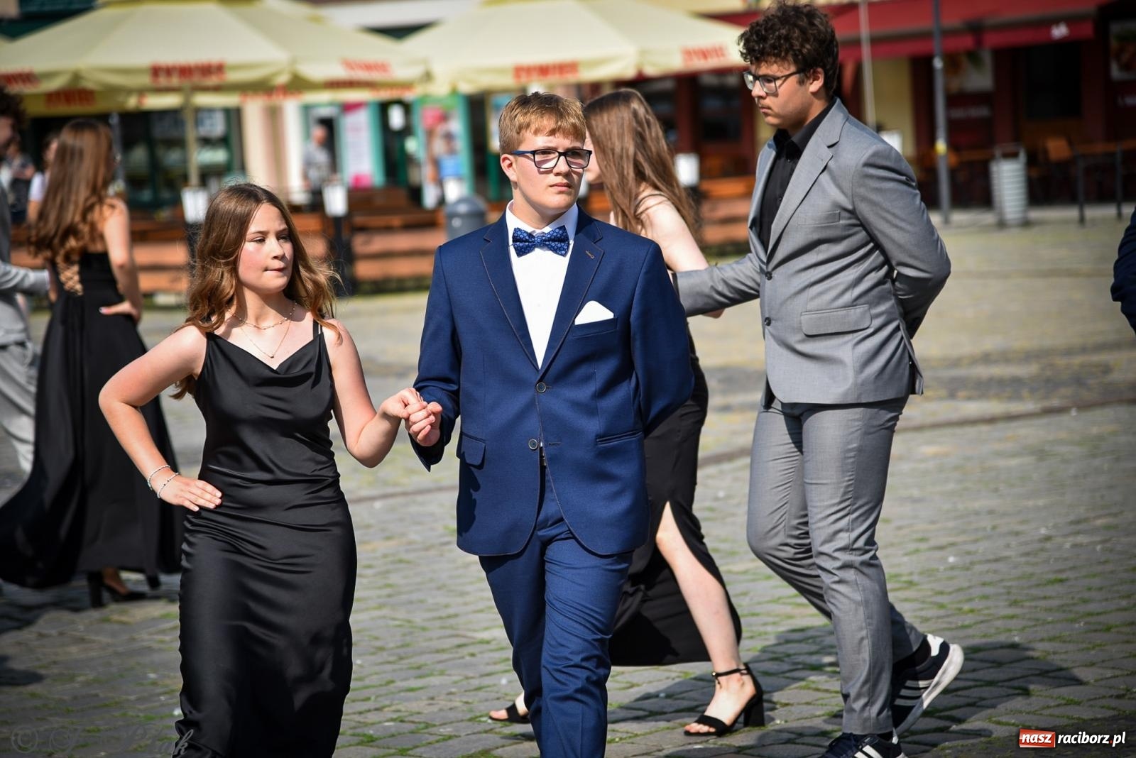 Zdjęcie w galerii na portalu naszraciborz.pl: Tradycyjny polonez ósmoklasistów z SP 1 na rynku w Raciborzu wiadomości z regionu