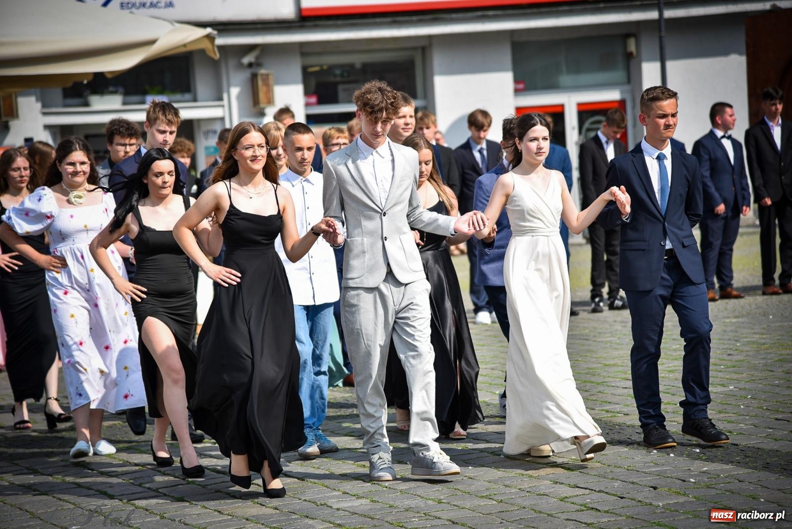 Zdjęcie w galerii na portalu naszraciborz.pl: Tradycyjny polonez ósmoklasistów z SP 1 na rynku w Raciborzu wiadomości z regionu