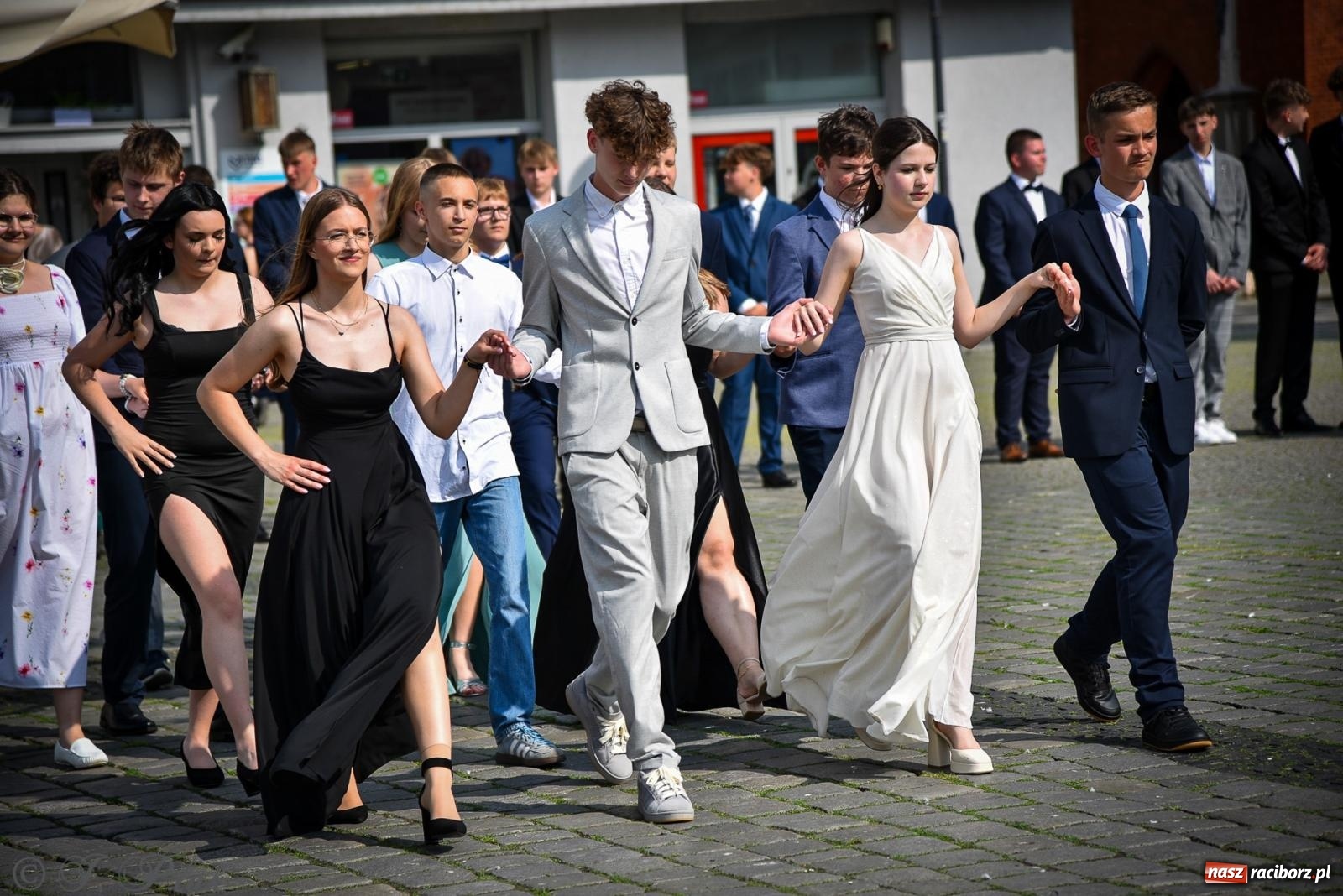 Zdjęcie w galerii na portalu naszraciborz.pl: Tradycyjny polonez ósmoklasistów z SP 1 na rynku w Raciborzu wiadomości z regionu
