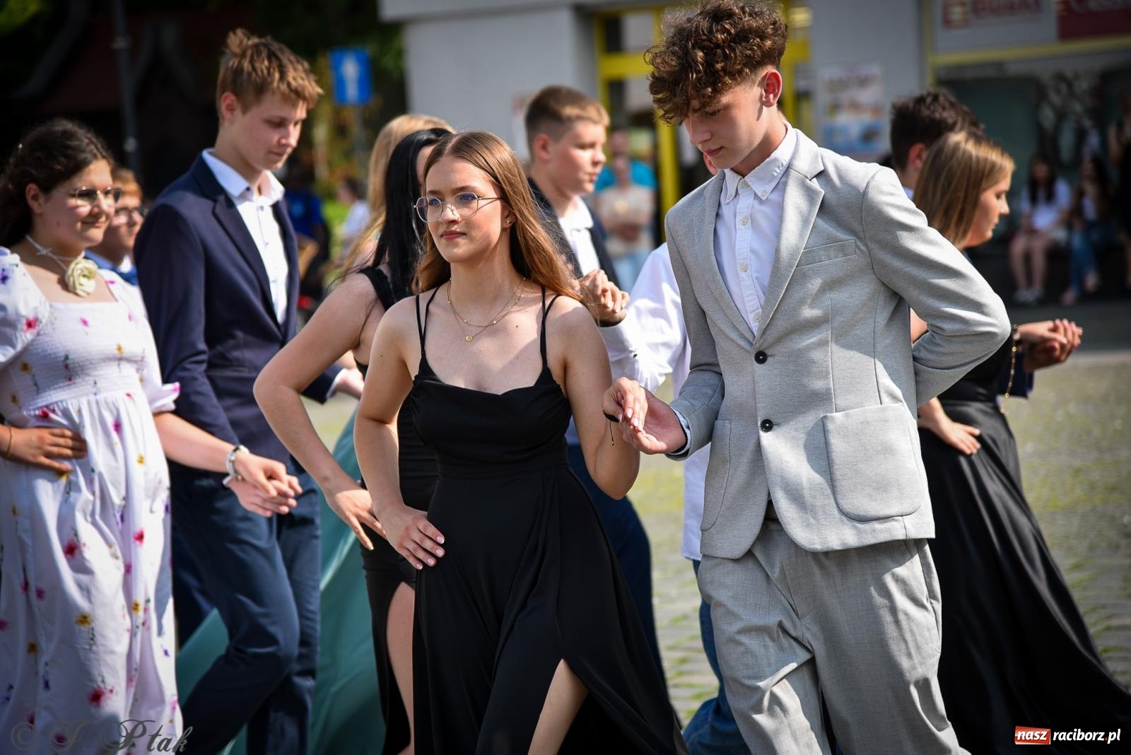 Zdjęcie w galerii na portalu naszraciborz.pl: Tradycyjny polonez ósmoklasistów z SP 1 na rynku w Raciborzu wiadomości z regionu