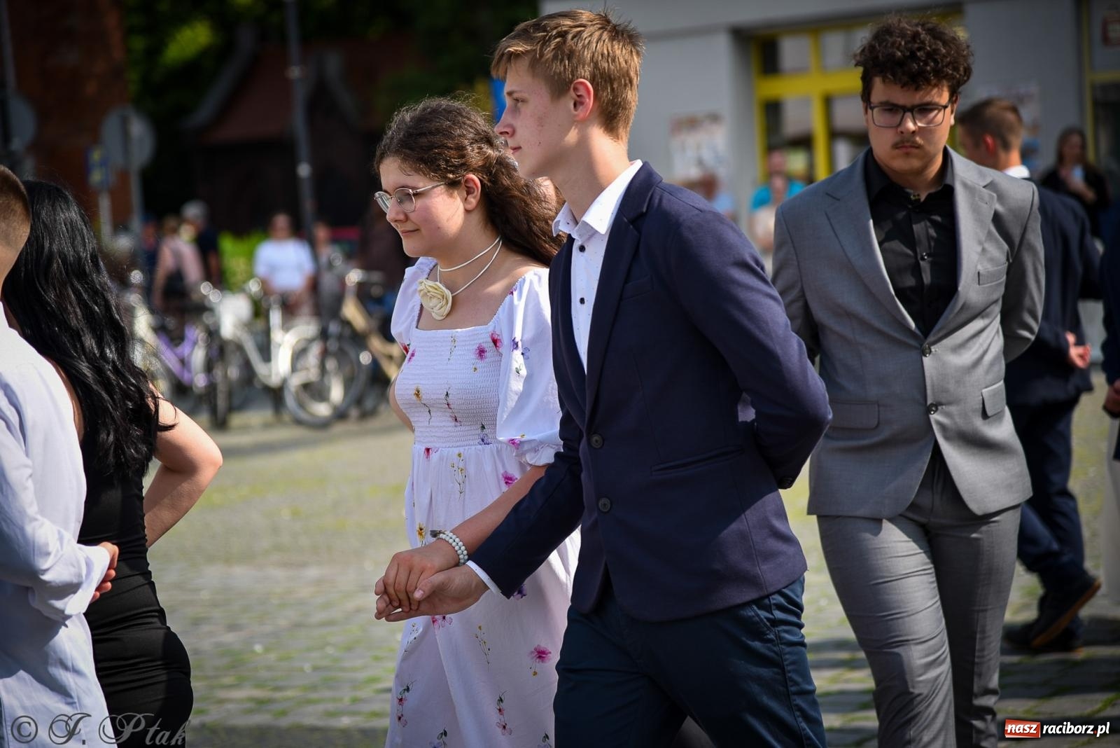 Zdjęcie w galerii na portalu naszraciborz.pl: Tradycyjny polonez ósmoklasistów z SP 1 na rynku w Raciborzu wiadomości z regionu