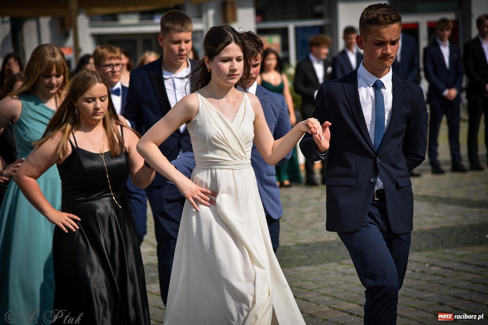 Zdjęcie w galerii na portalu naszraciborz.pl: Tradycyjny polonez ósmoklasistów z SP 1 na rynku w Raciborzu wiadomości z regionu