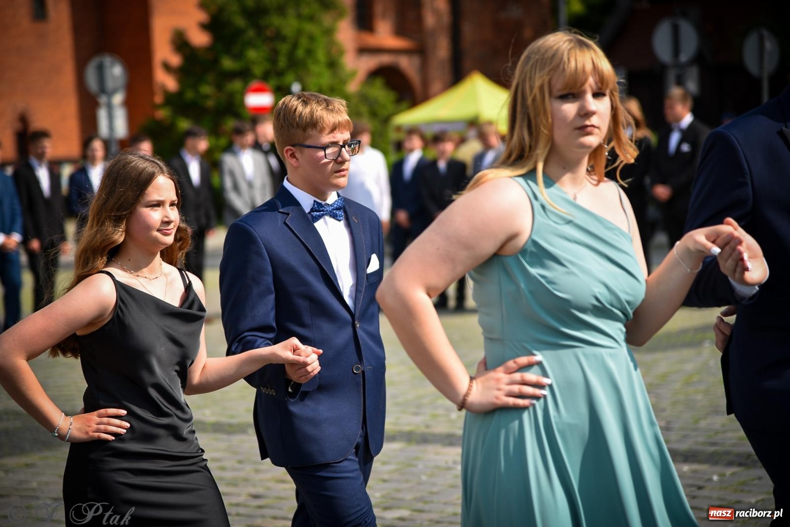 Zdjęcie w galerii na portalu naszraciborz.pl: Tradycyjny polonez ósmoklasistów z SP 1 na rynku w Raciborzu wiadomości z regionu
