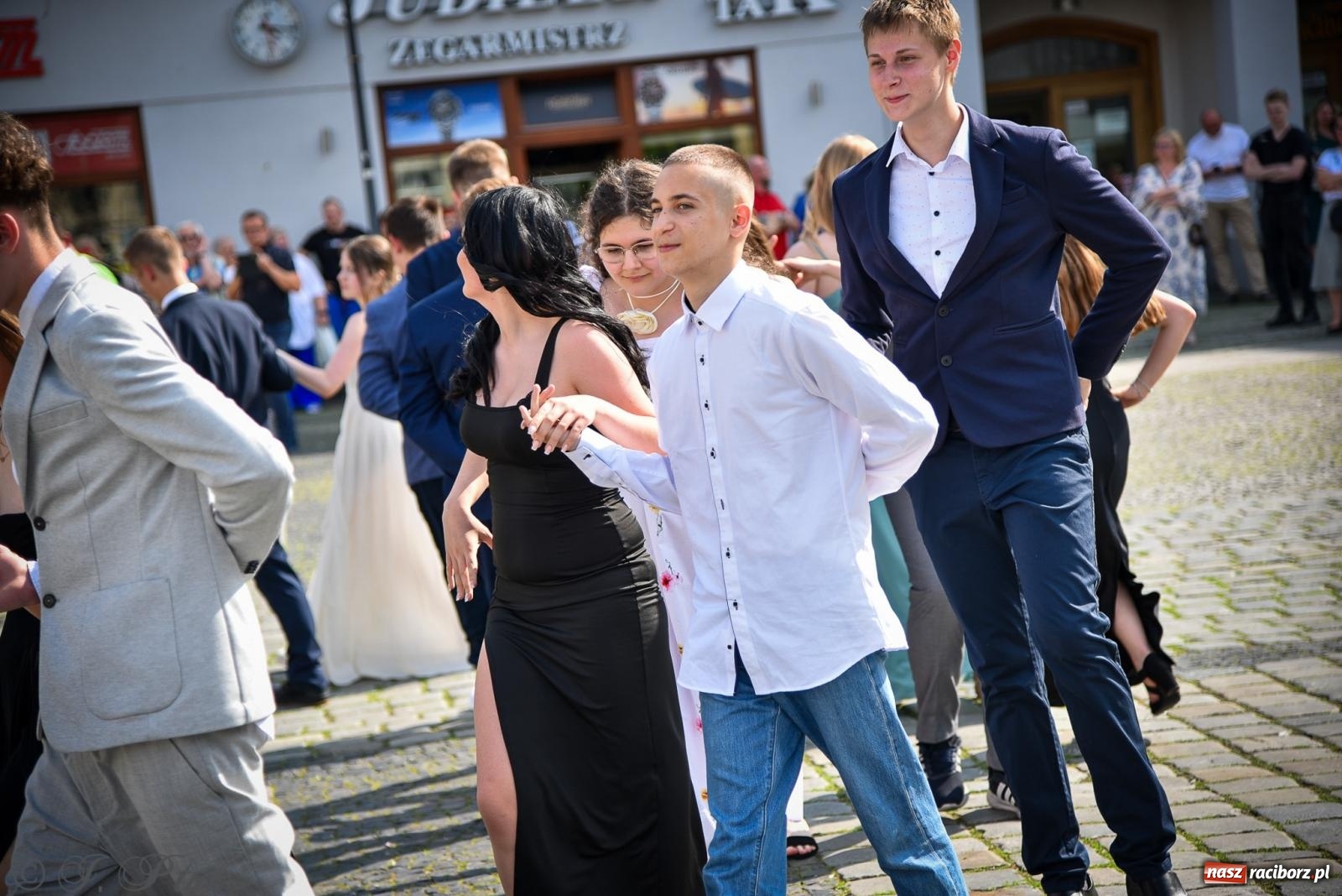 Zdjęcie w galerii na portalu naszraciborz.pl: Tradycyjny polonez ósmoklasistów z SP 1 na rynku w Raciborzu wiadomości z regionu