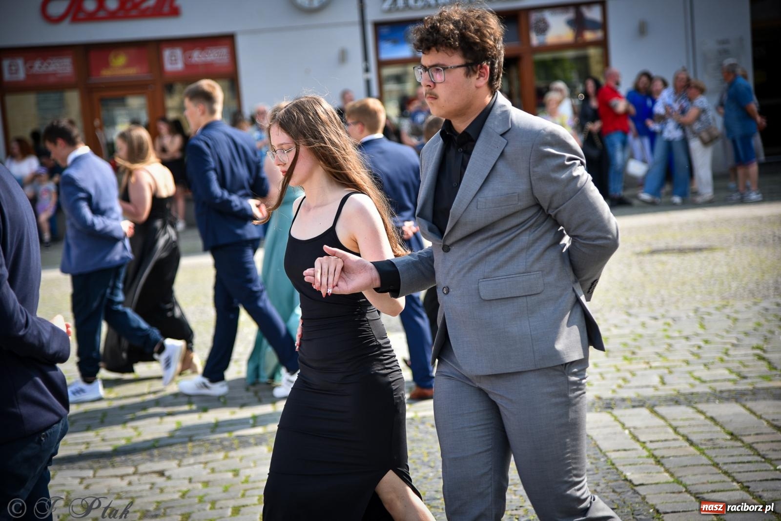 Zdjęcie w galerii na portalu naszraciborz.pl: Tradycyjny polonez ósmoklasistów z SP 1 na rynku w Raciborzu wiadomości z regionu