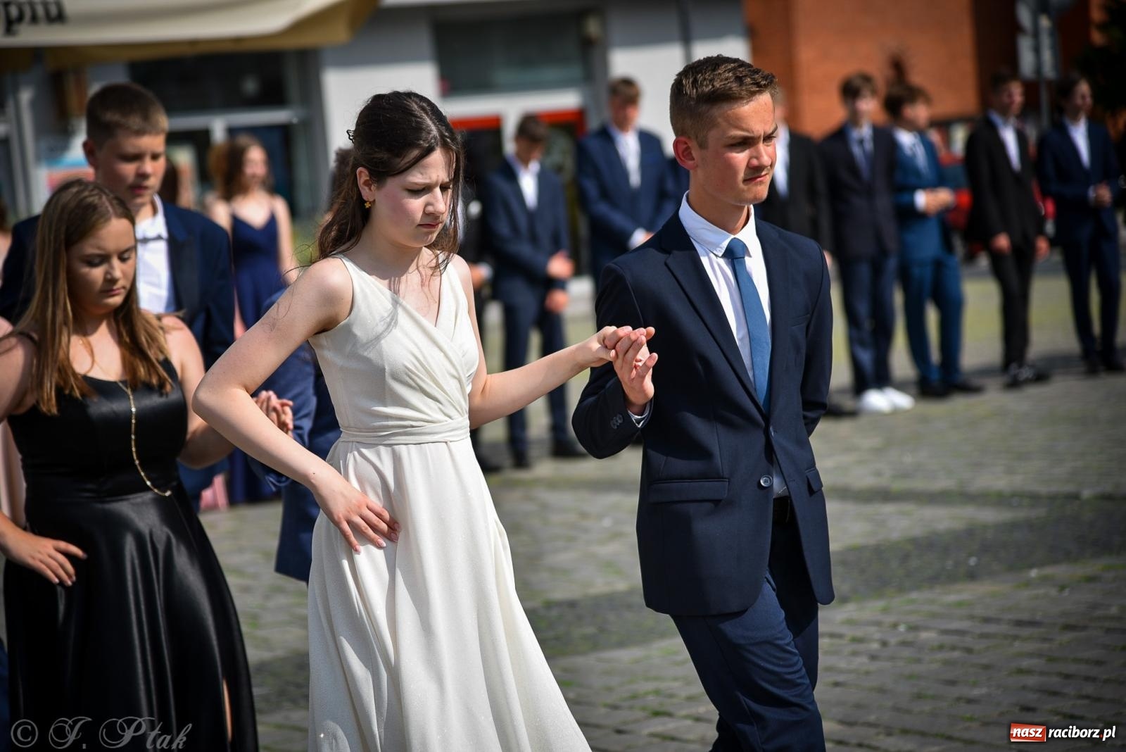 Zdjęcie w galerii na portalu naszraciborz.pl: Tradycyjny polonez ósmoklasistów z SP 1 na rynku w Raciborzu wiadomości z regionu