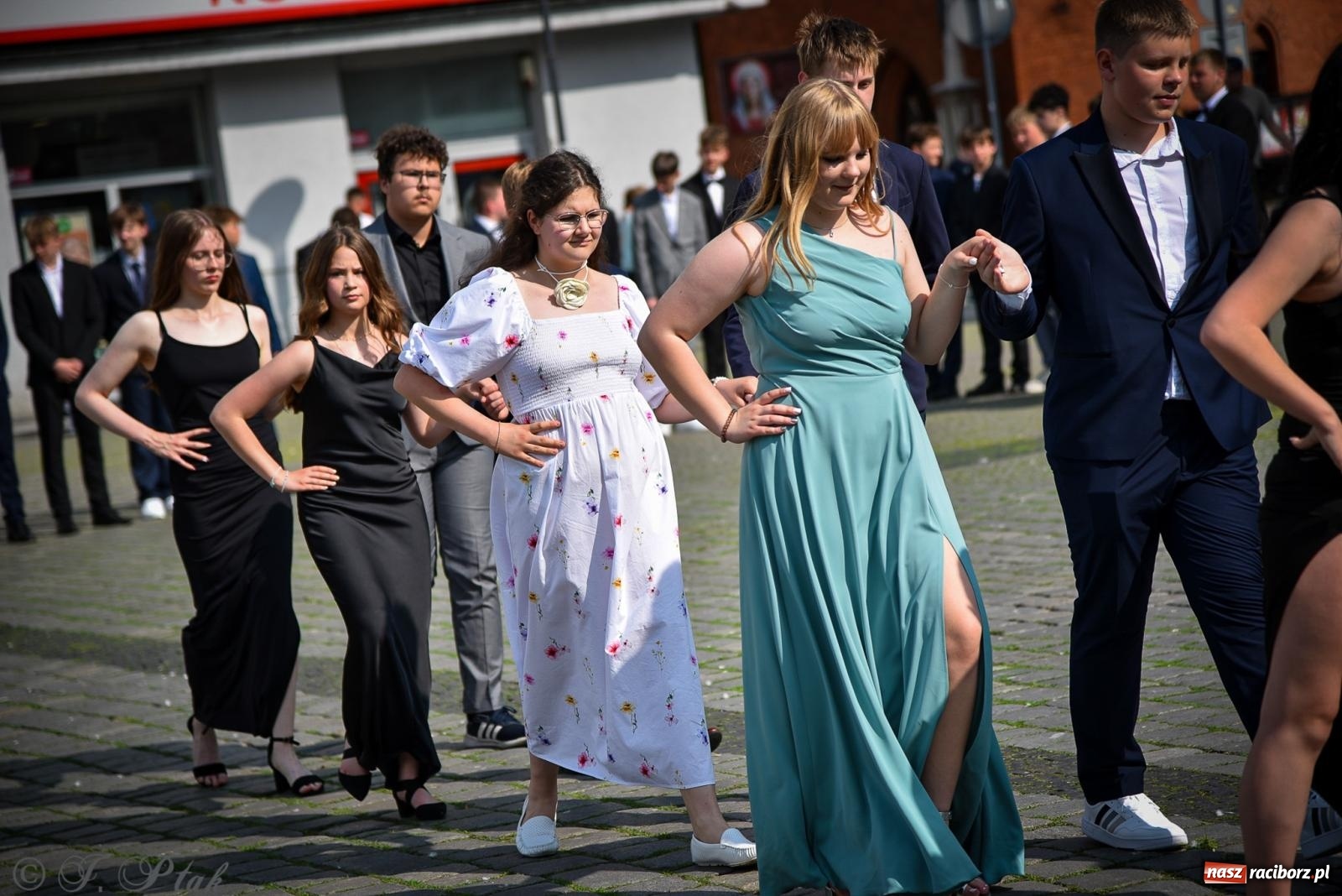 Zdjęcie w galerii na portalu naszraciborz.pl: Tradycyjny polonez ósmoklasistów z SP 1 na rynku w Raciborzu wiadomości z regionu