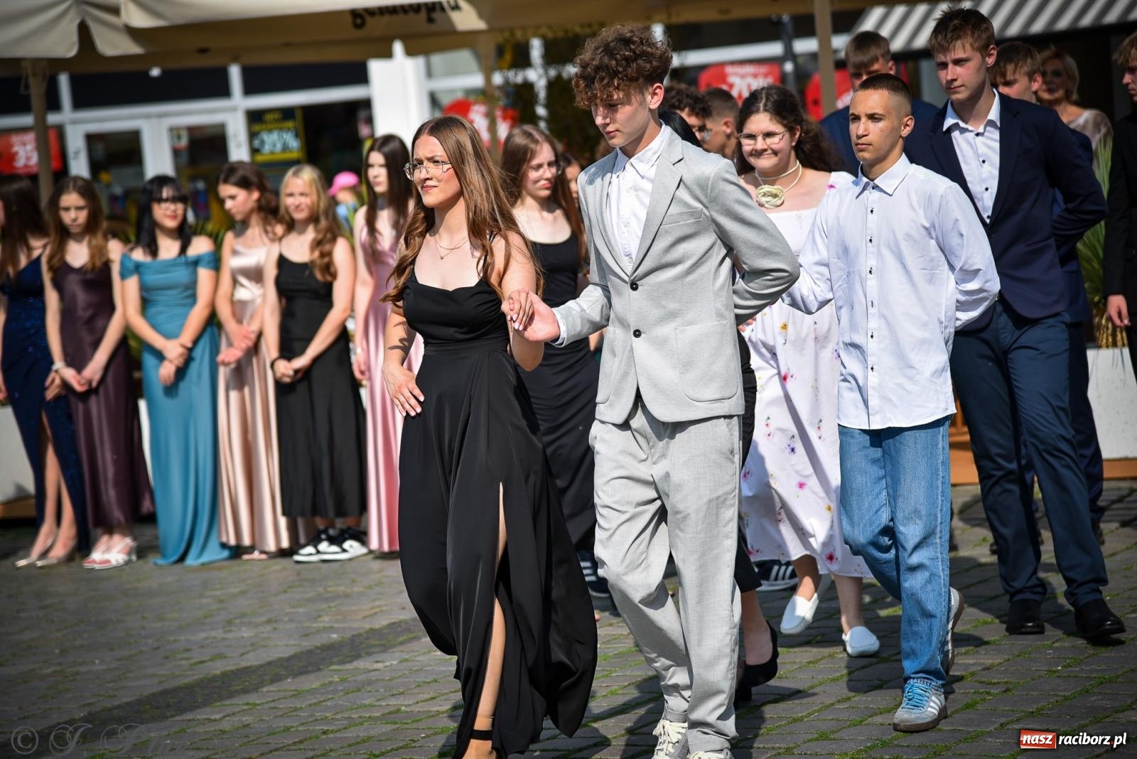 Zdjęcie w galerii na portalu naszraciborz.pl: Tradycyjny polonez ósmoklasistów z SP 1 na rynku w Raciborzu wiadomości z regionu