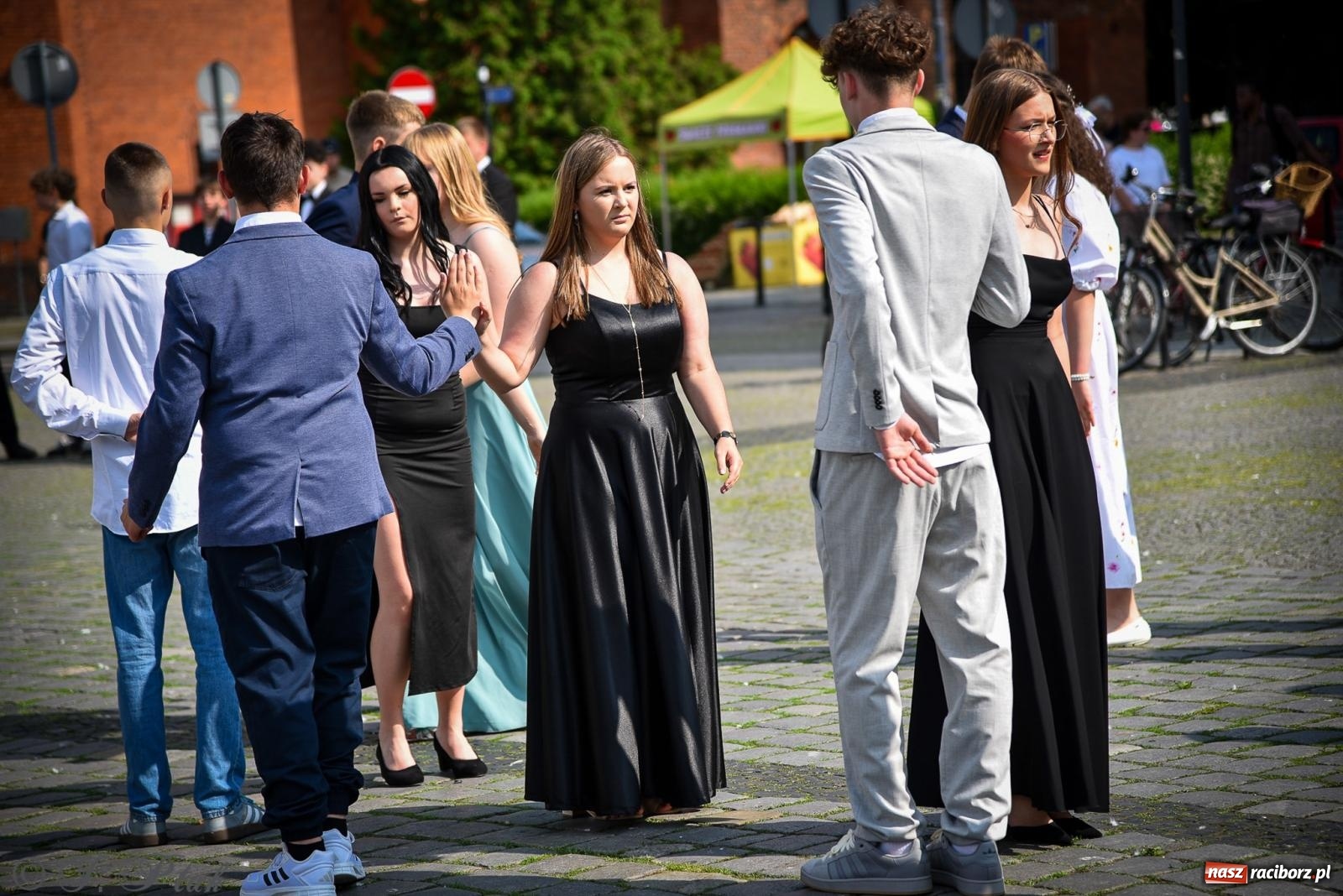 Zdjęcie w galerii na portalu naszraciborz.pl: Tradycyjny polonez ósmoklasistów z SP 1 na rynku w Raciborzu wiadomości z regionu