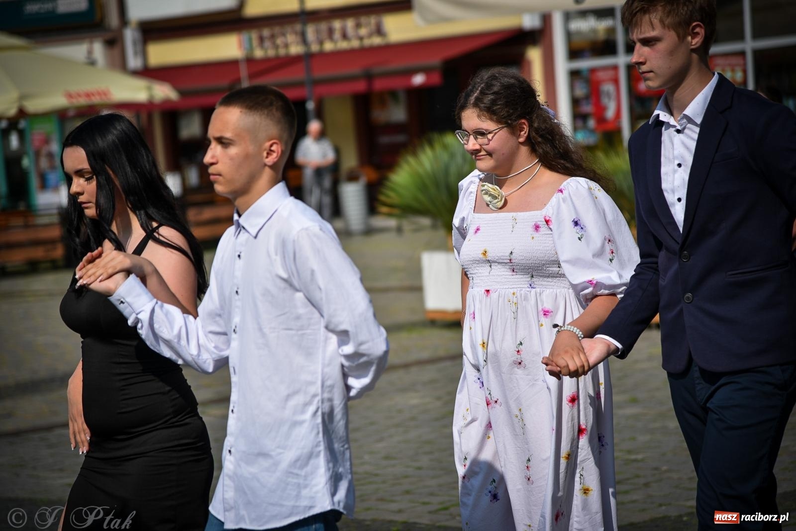 Zdjęcie w galerii na portalu naszraciborz.pl: Tradycyjny polonez ósmoklasistów z SP 1 na rynku w Raciborzu wiadomości z regionu