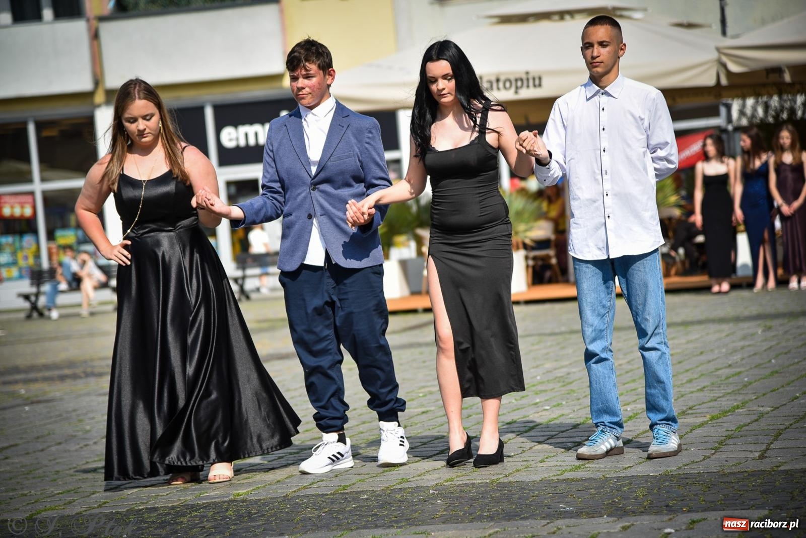 Zdjęcie w galerii na portalu naszraciborz.pl: Tradycyjny polonez ósmoklasistów z SP 1 na rynku w Raciborzu wiadomości z regionu