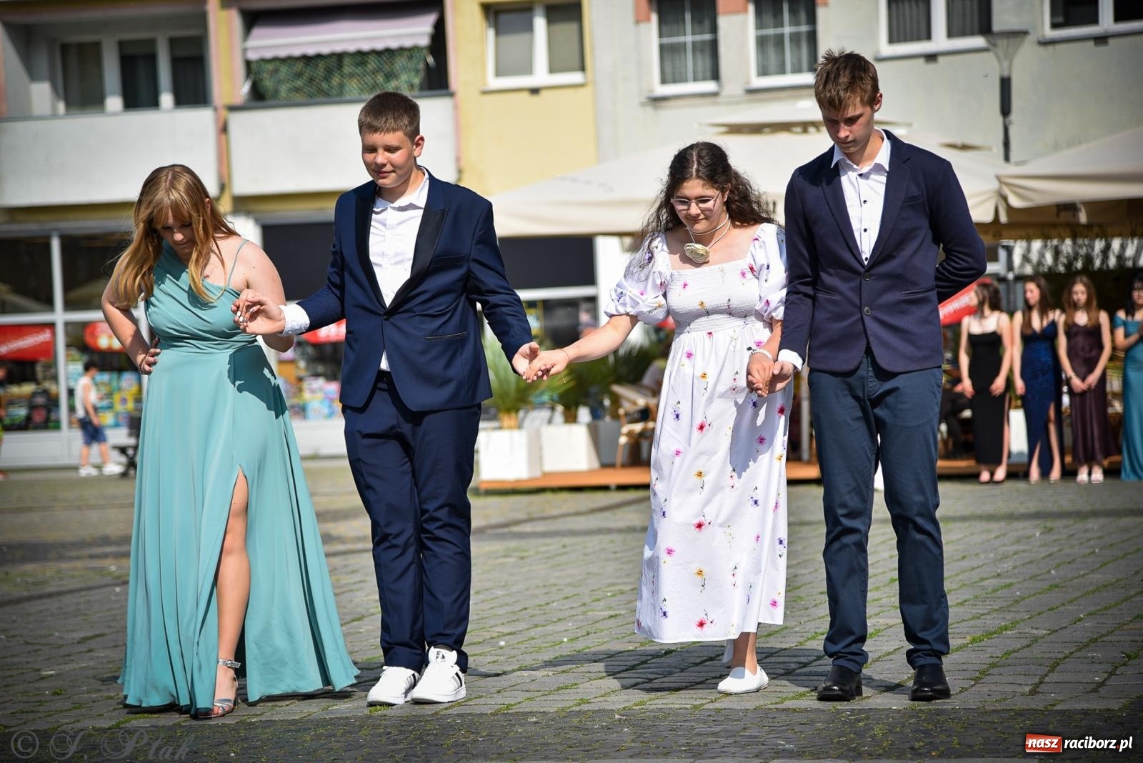 Zdjęcie w galerii na portalu naszraciborz.pl: Tradycyjny polonez ósmoklasistów z SP 1 na rynku w Raciborzu wiadomości z regionu
