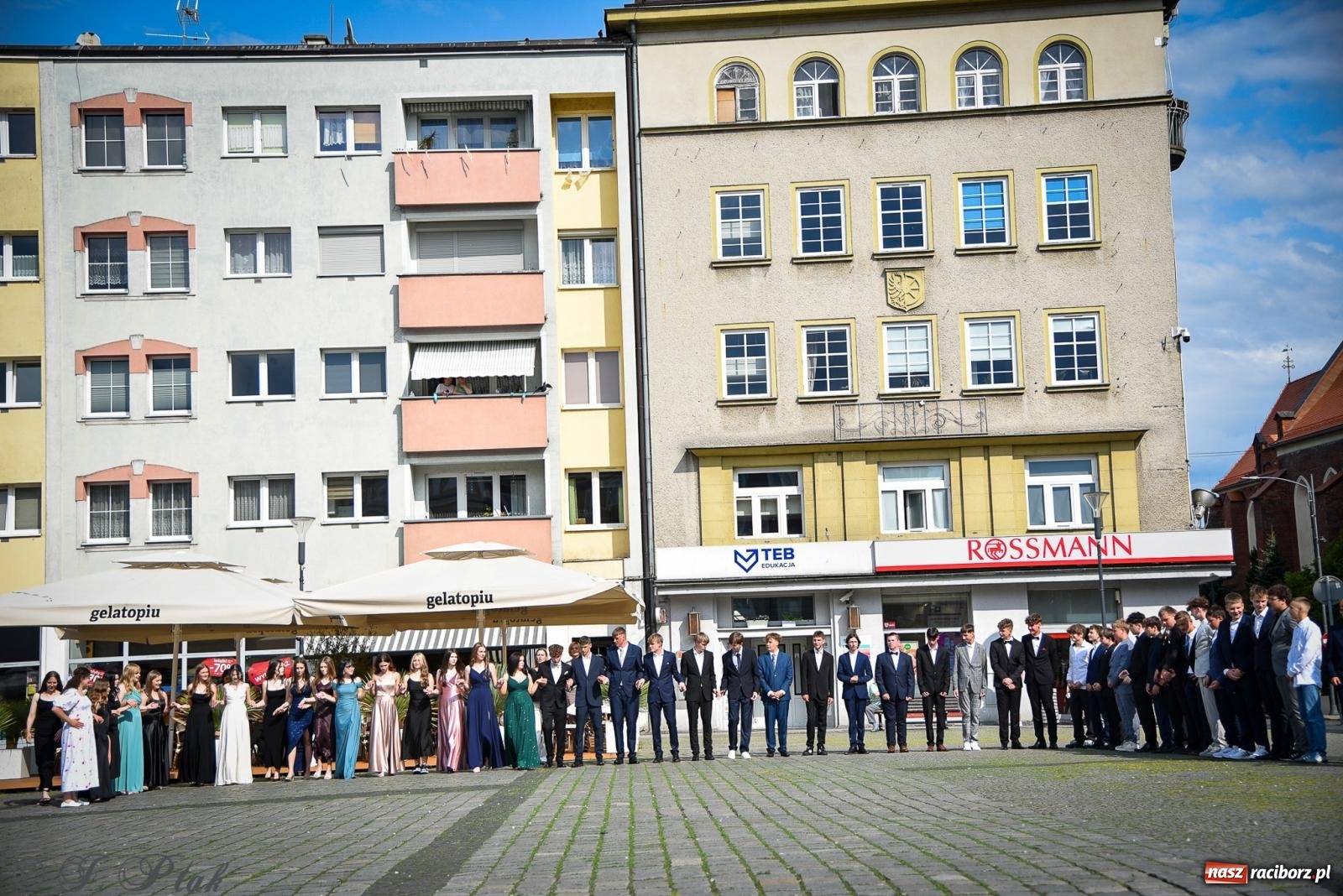 Zdjęcie w galerii na portalu naszraciborz.pl: Tradycyjny polonez ósmoklasistów z SP 1 na rynku w Raciborzu wiadomości z regionu