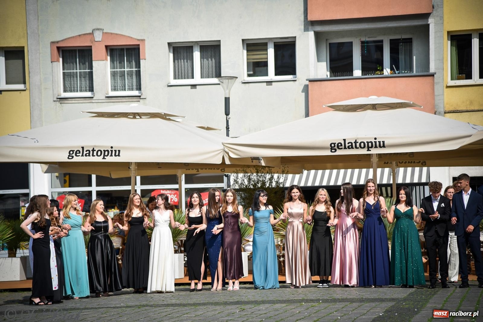 Zdjęcie w galerii na portalu naszraciborz.pl: Tradycyjny polonez ósmoklasistów z SP 1 na rynku w Raciborzu wiadomości z regionu