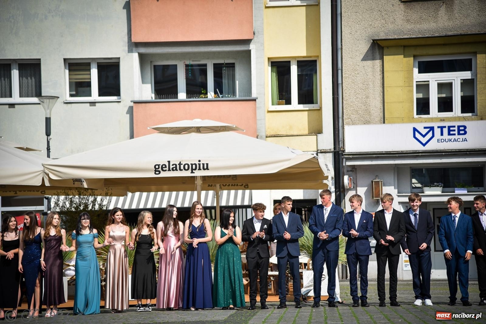 Zdjęcie w galerii na portalu naszraciborz.pl: Tradycyjny polonez ósmoklasistów z SP 1 na rynku w Raciborzu wiadomości z regionu