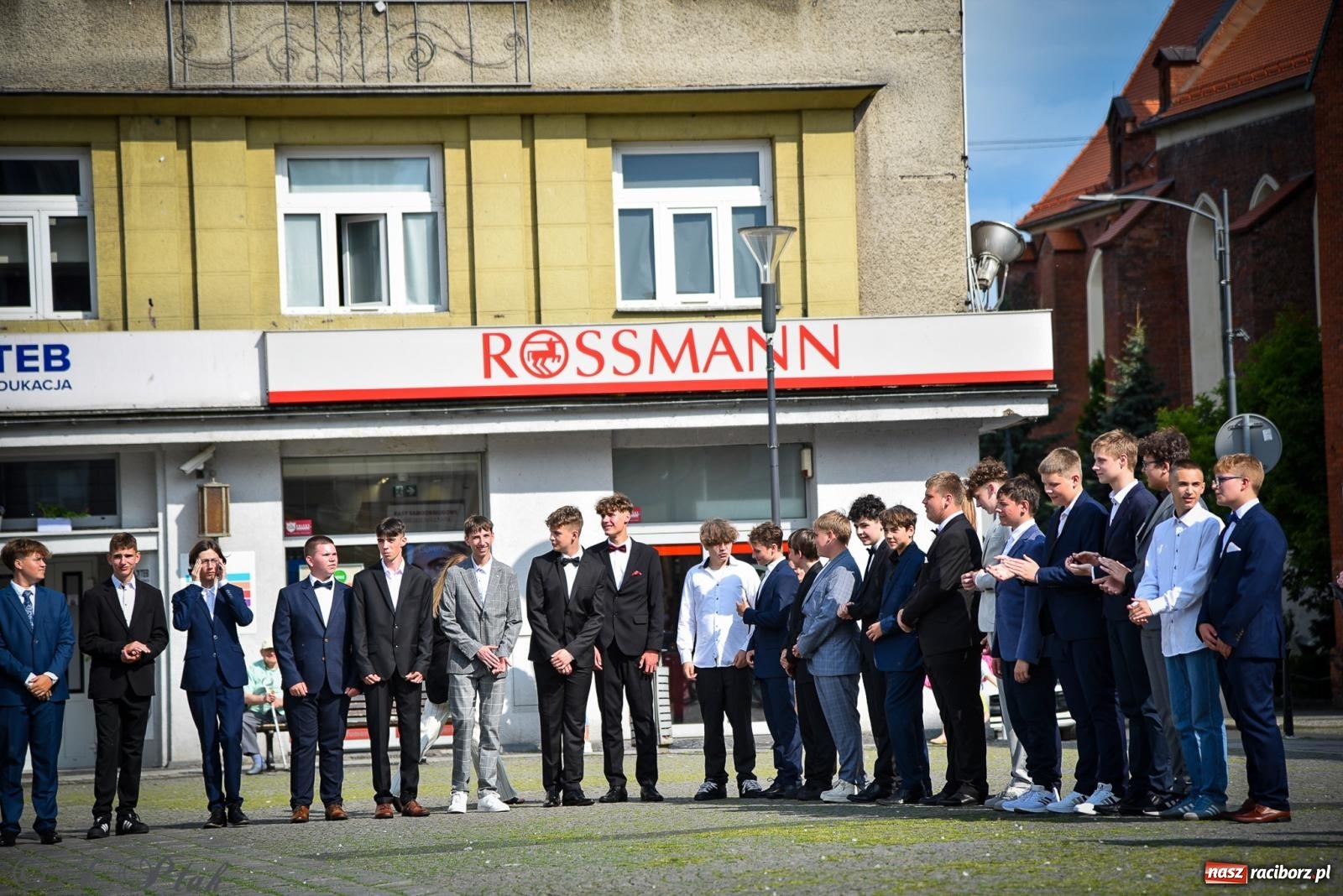 Zdjęcie w galerii na portalu naszraciborz.pl: Tradycyjny polonez ósmoklasistów z SP 1 na rynku w Raciborzu wiadomości z regionu