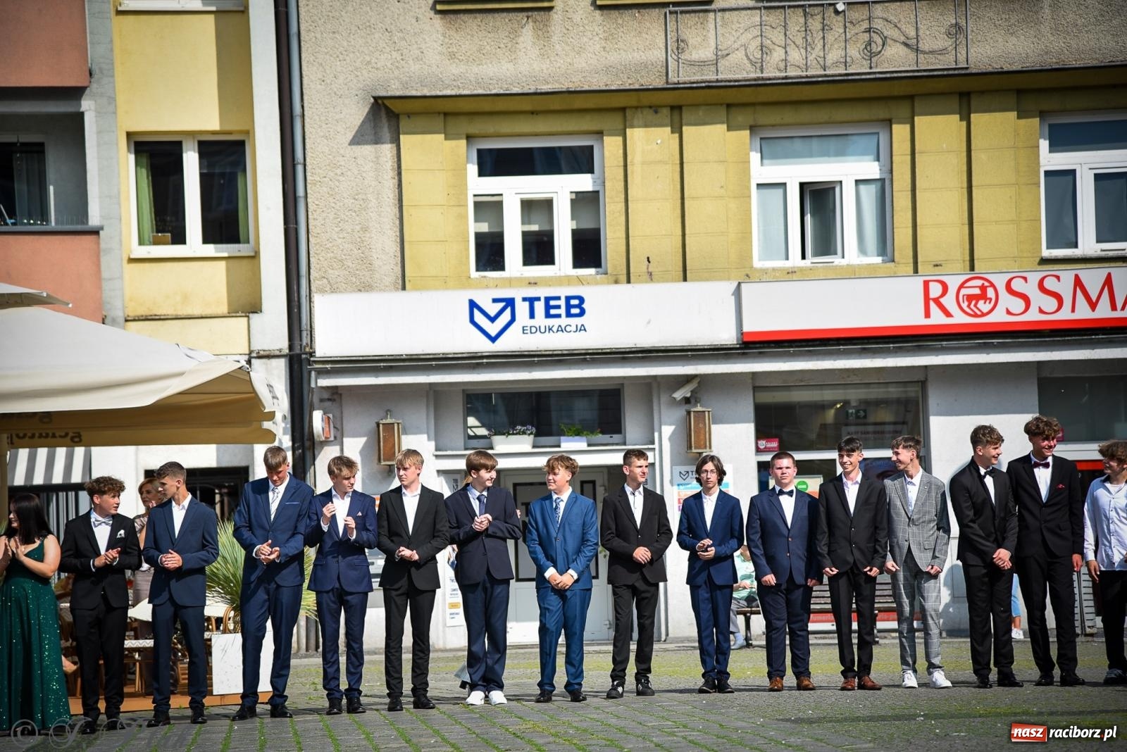 Zdjęcie w galerii na portalu naszraciborz.pl: Tradycyjny polonez ósmoklasistów z SP 1 na rynku w Raciborzu wiadomości z regionu
