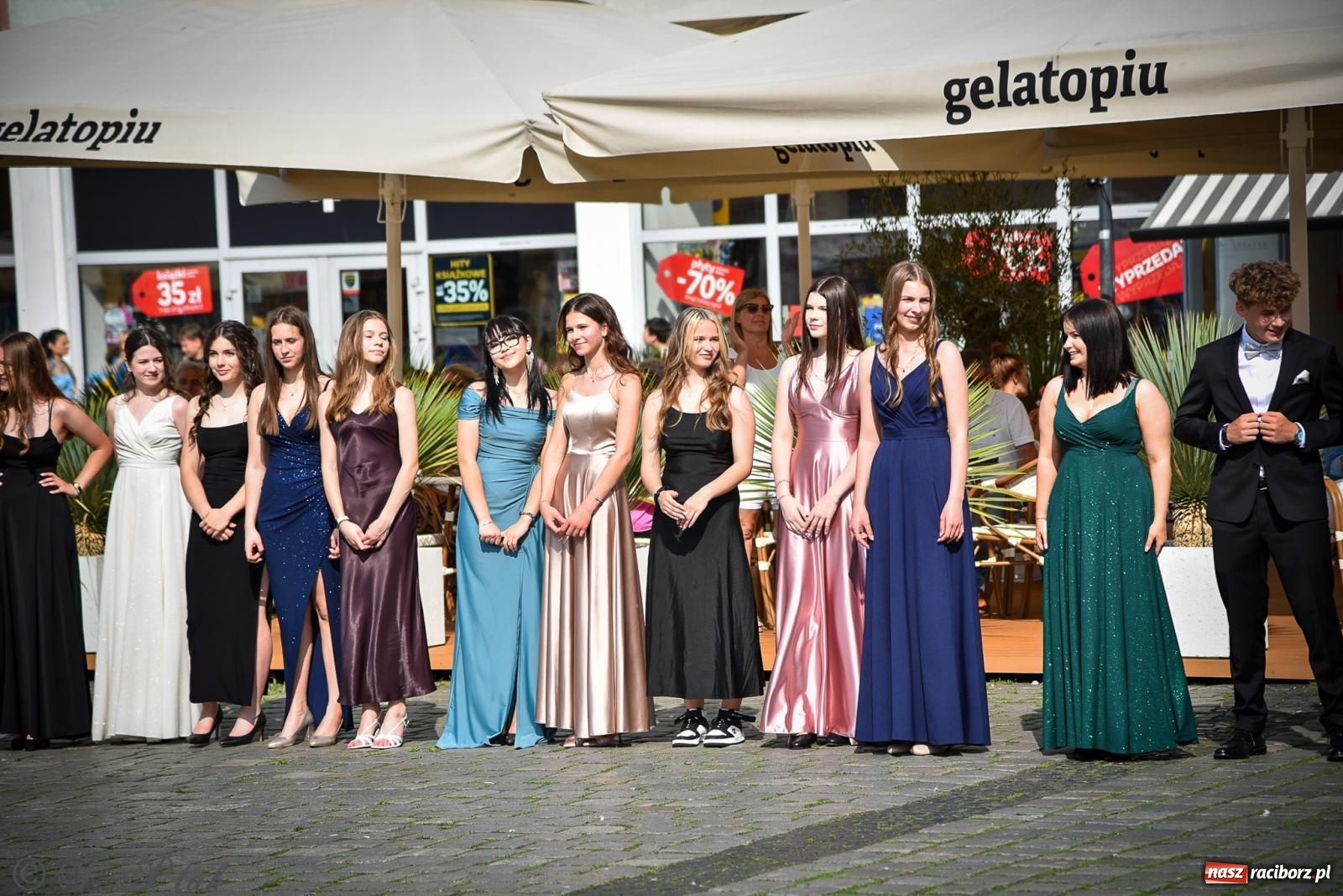 Zdjęcie w galerii na portalu naszraciborz.pl: Tradycyjny polonez ósmoklasistów z SP 1 na rynku w Raciborzu wiadomości z regionu