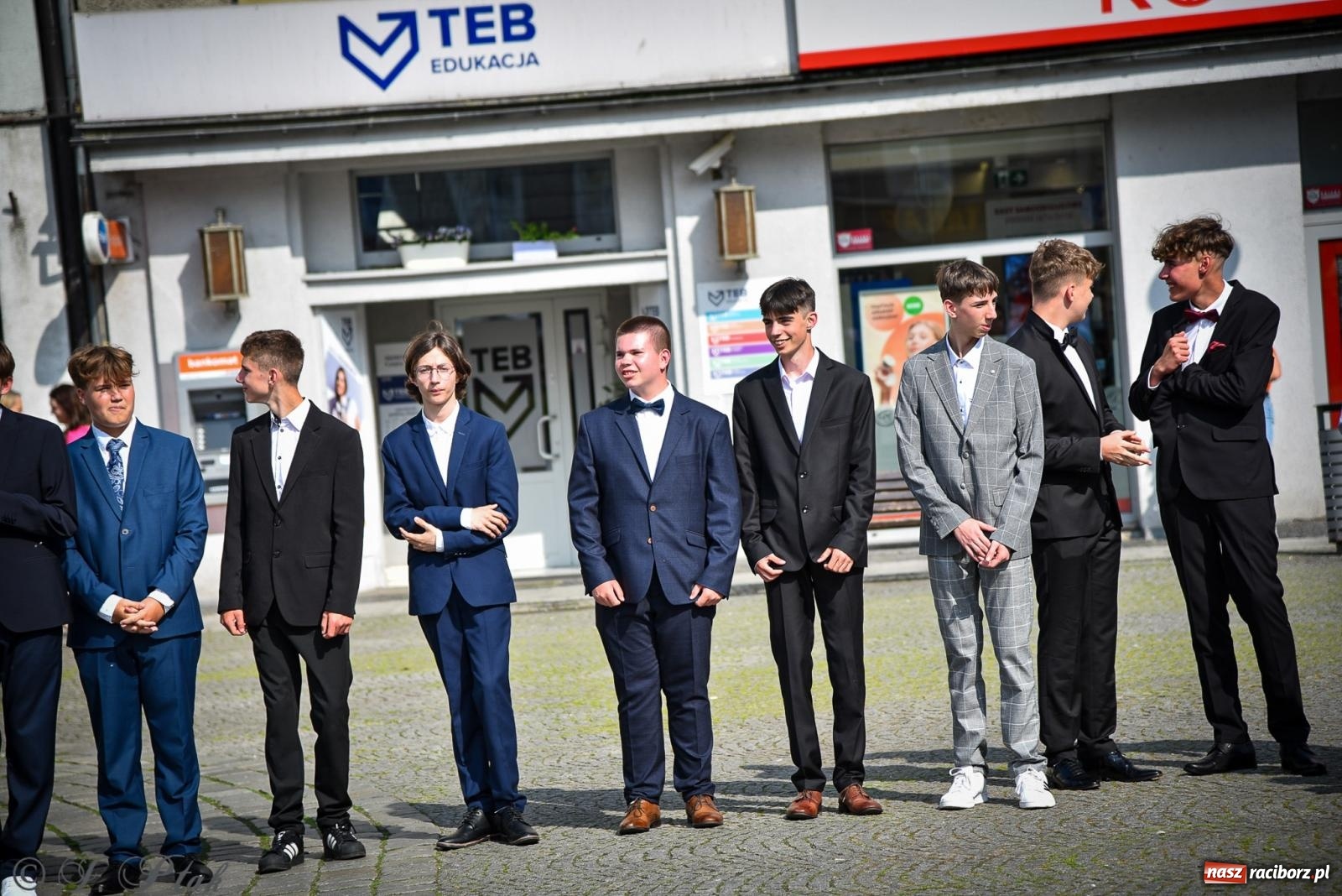 Zdjęcie w galerii na portalu naszraciborz.pl: Tradycyjny polonez ósmoklasistów z SP 1 na rynku w Raciborzu wiadomości z regionu