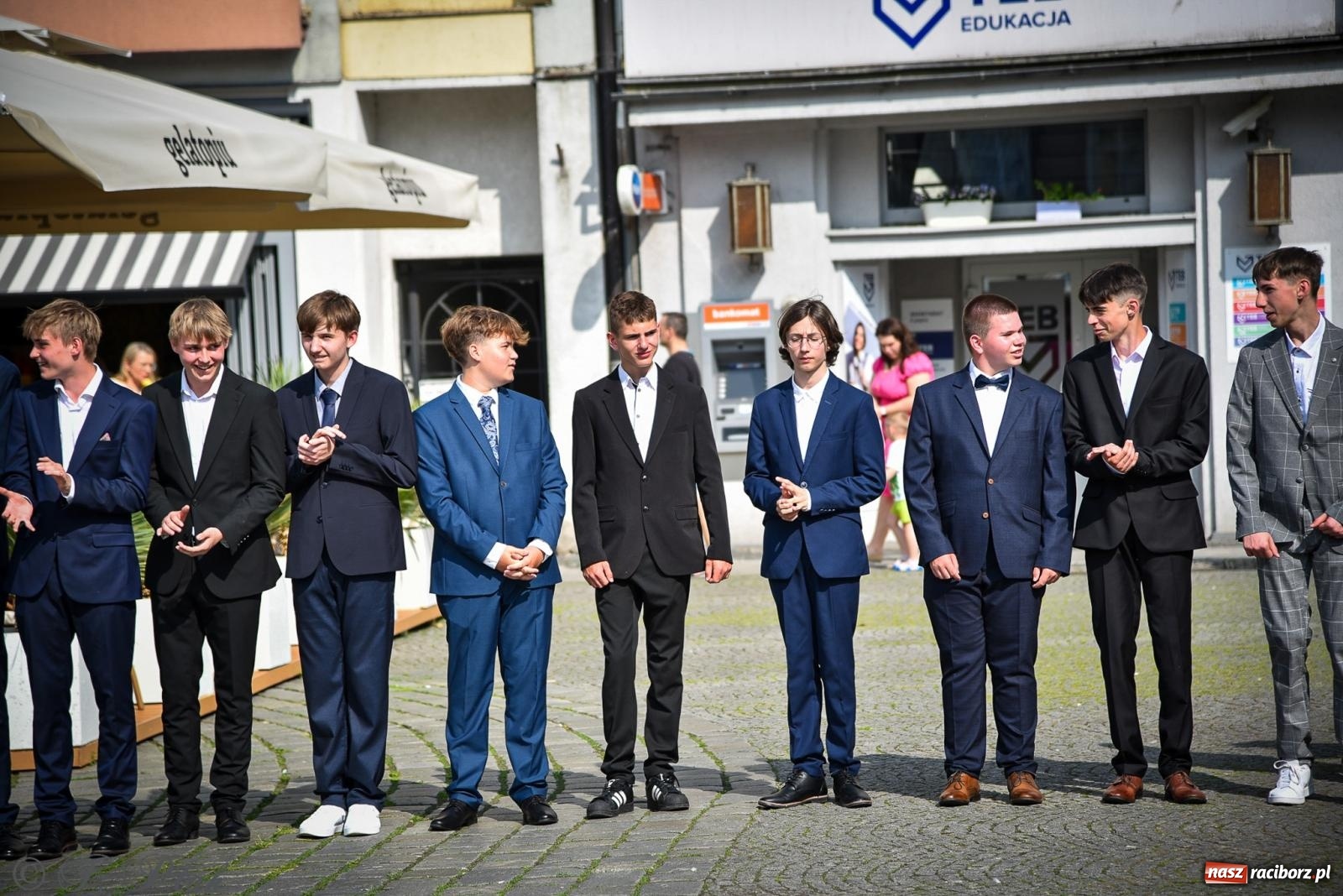 Zdjęcie w galerii na portalu naszraciborz.pl: Tradycyjny polonez ósmoklasistów z SP 1 na rynku w Raciborzu wiadomości z regionu