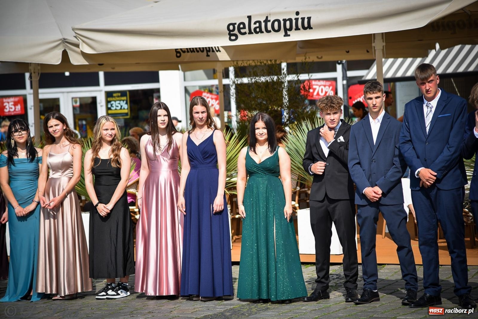 Zdjęcie w galerii na portalu naszraciborz.pl: Tradycyjny polonez ósmoklasistów z SP 1 na rynku w Raciborzu wiadomości z regionu